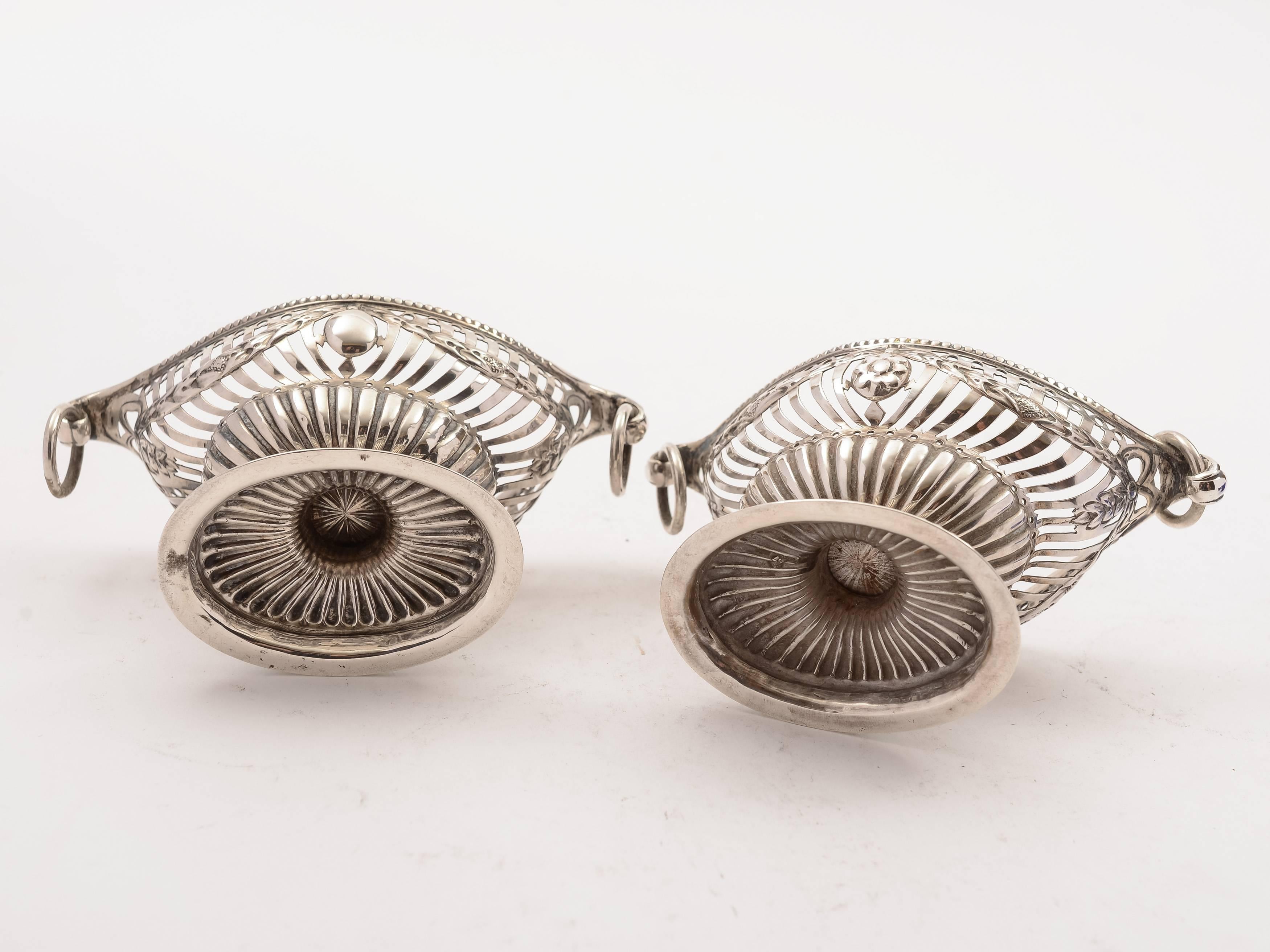 Victorian Cased Pair of Silver Salts, Birmingham, 1892 For Sale 1