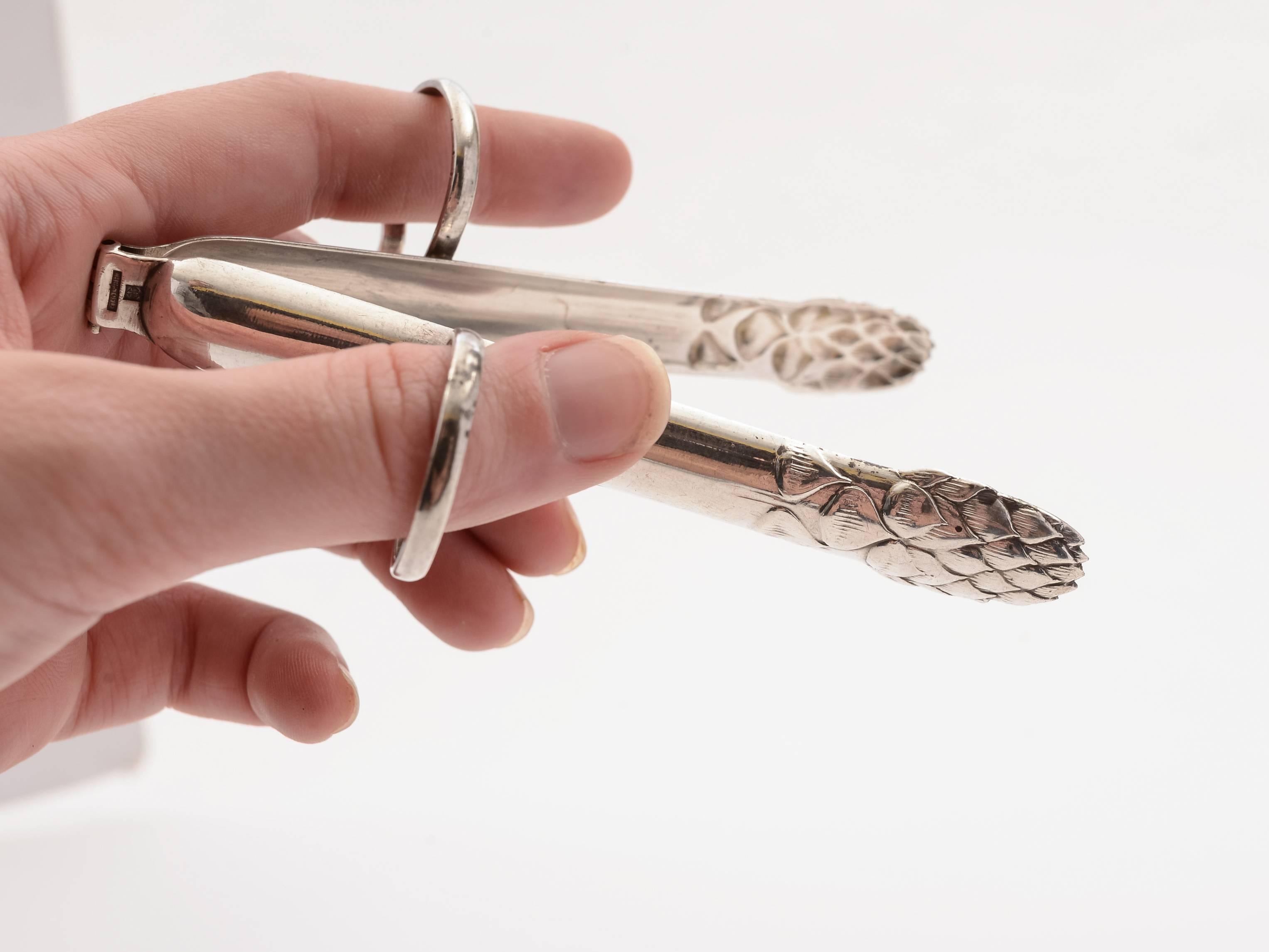 A lovely set of six French Christofle silver plated individual asparagus servers with embossed asparagus shaped ends, circa 1900.

Free worldwide delivery. 

Measurements:
Height: 2