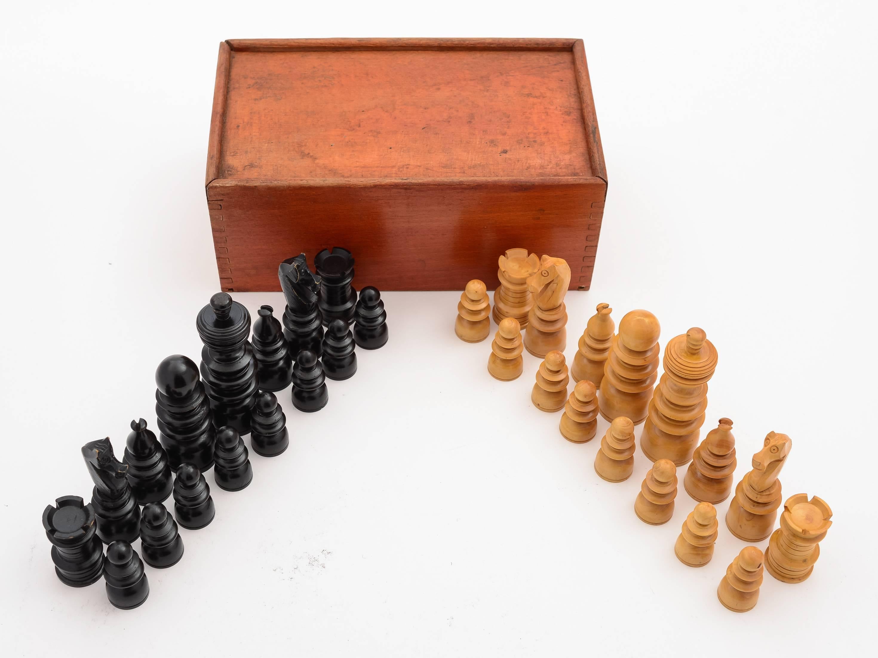 A lovely cased boxwood chess set in the Regency style, presented in their original felt lined and stained pine box, circa 1920.

Worldwide, first class, tracked and signed for delivery is included in the price.

Measurements:
King height: 3