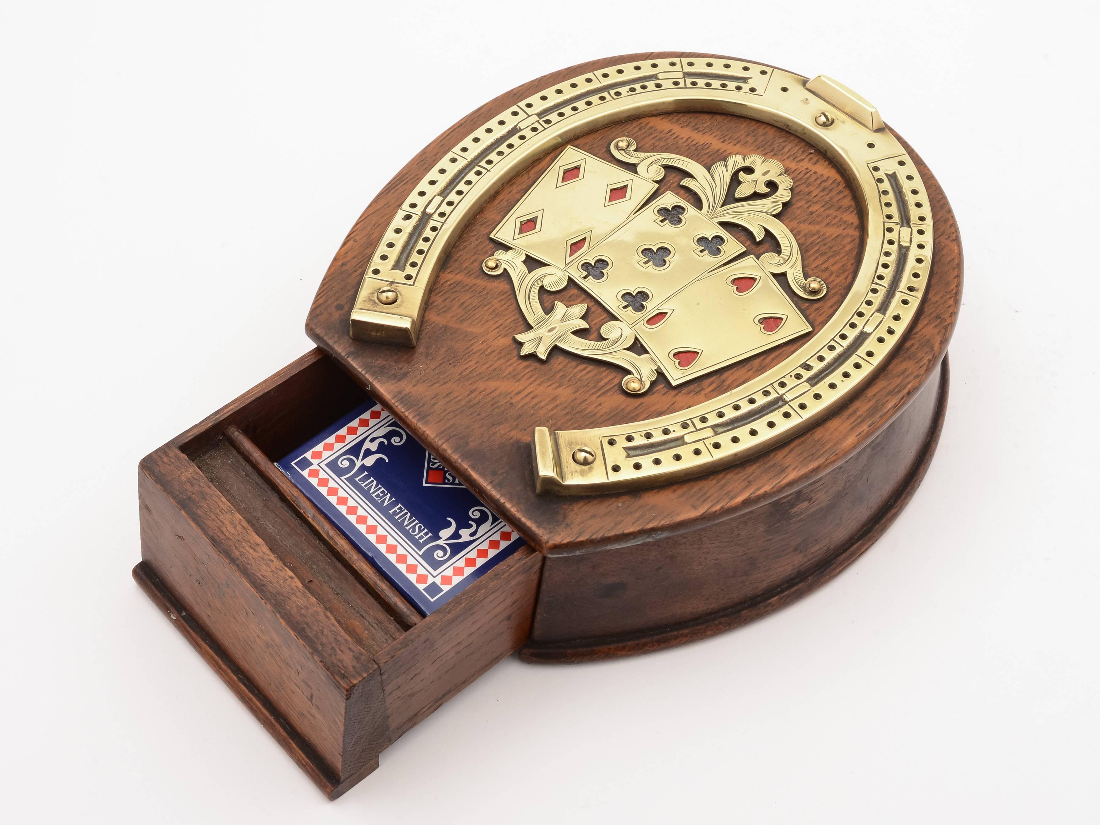 A fabulous English Victorian oak and brass horse shoe-shaped cribbage board. Has card drawer and holes for markers, circa 1890. (Cards not included)

Worldwide, first class, tracked and signed for delivery is included in the