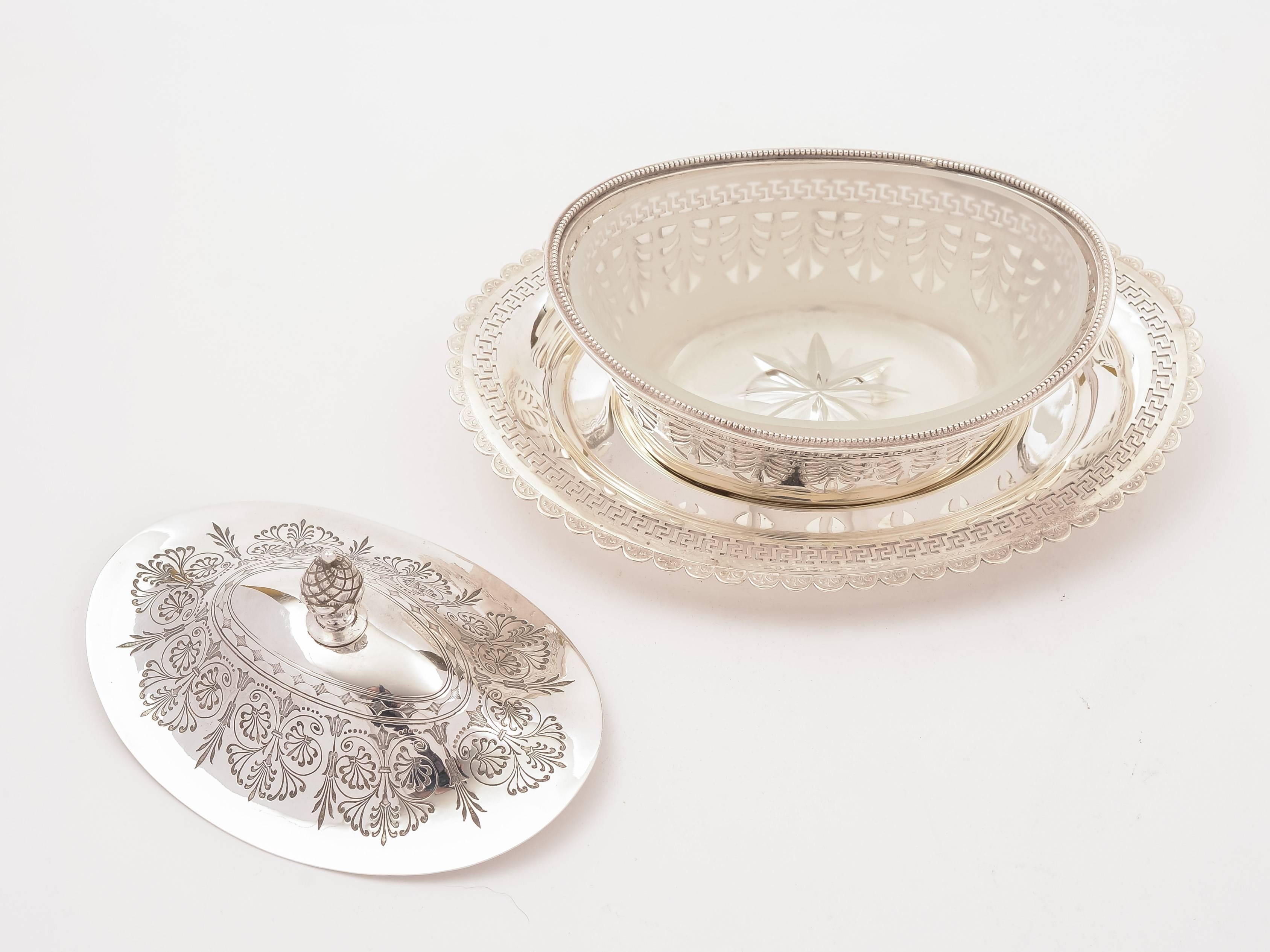 A good English Victorian silver plated butter dish with lovely pierced, embossed and engraved decoration. Sits on val Stand and has frosted glass liner with star cut base, circa 1890.

Measurements:
Height 4