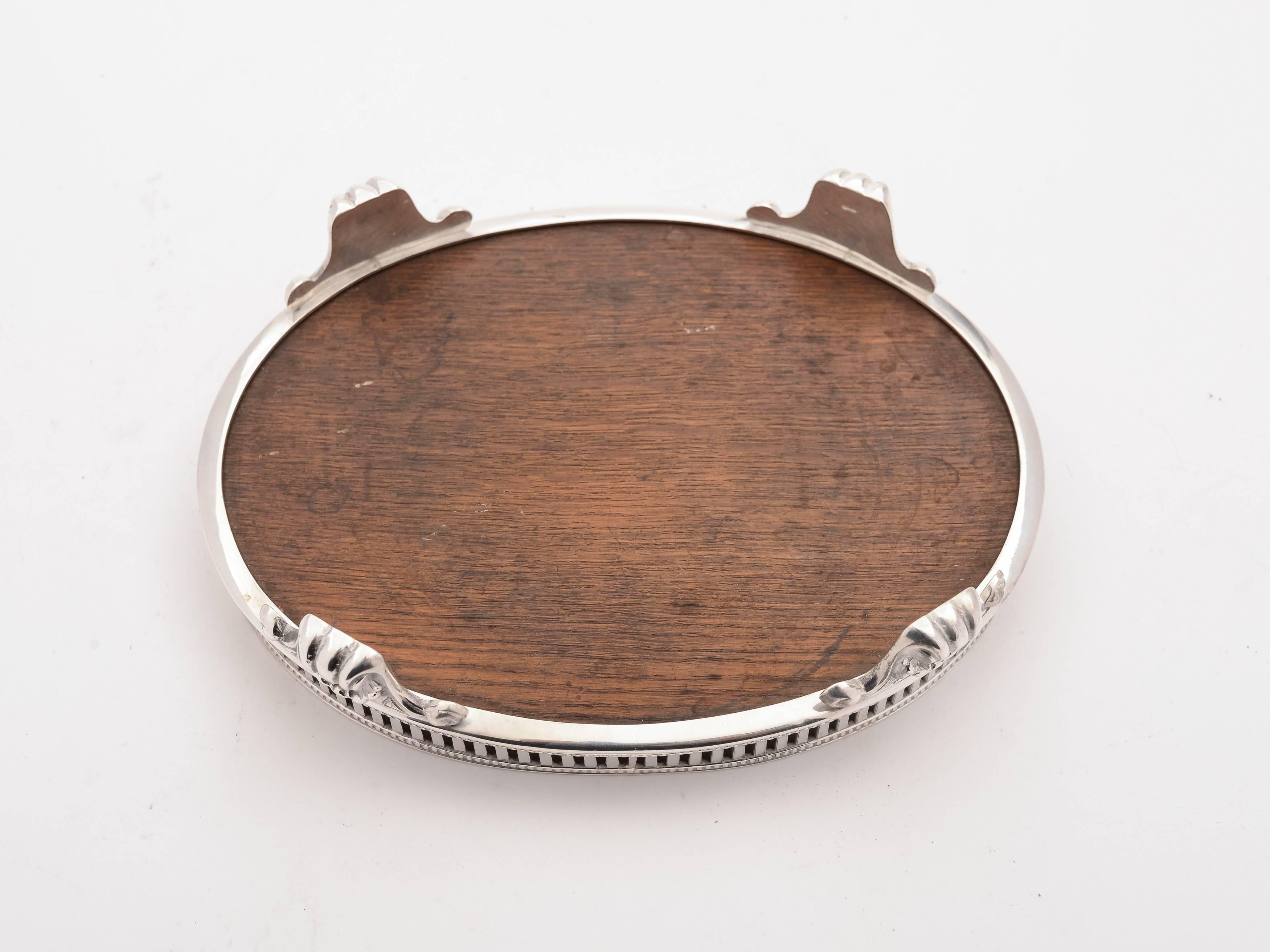 A sweet English Victorian small oak and silver plated card gallery tray with pierced gallery and stands on 4 scroll feet. circa 1890.

    

Measurements:
Height: 1 1/2