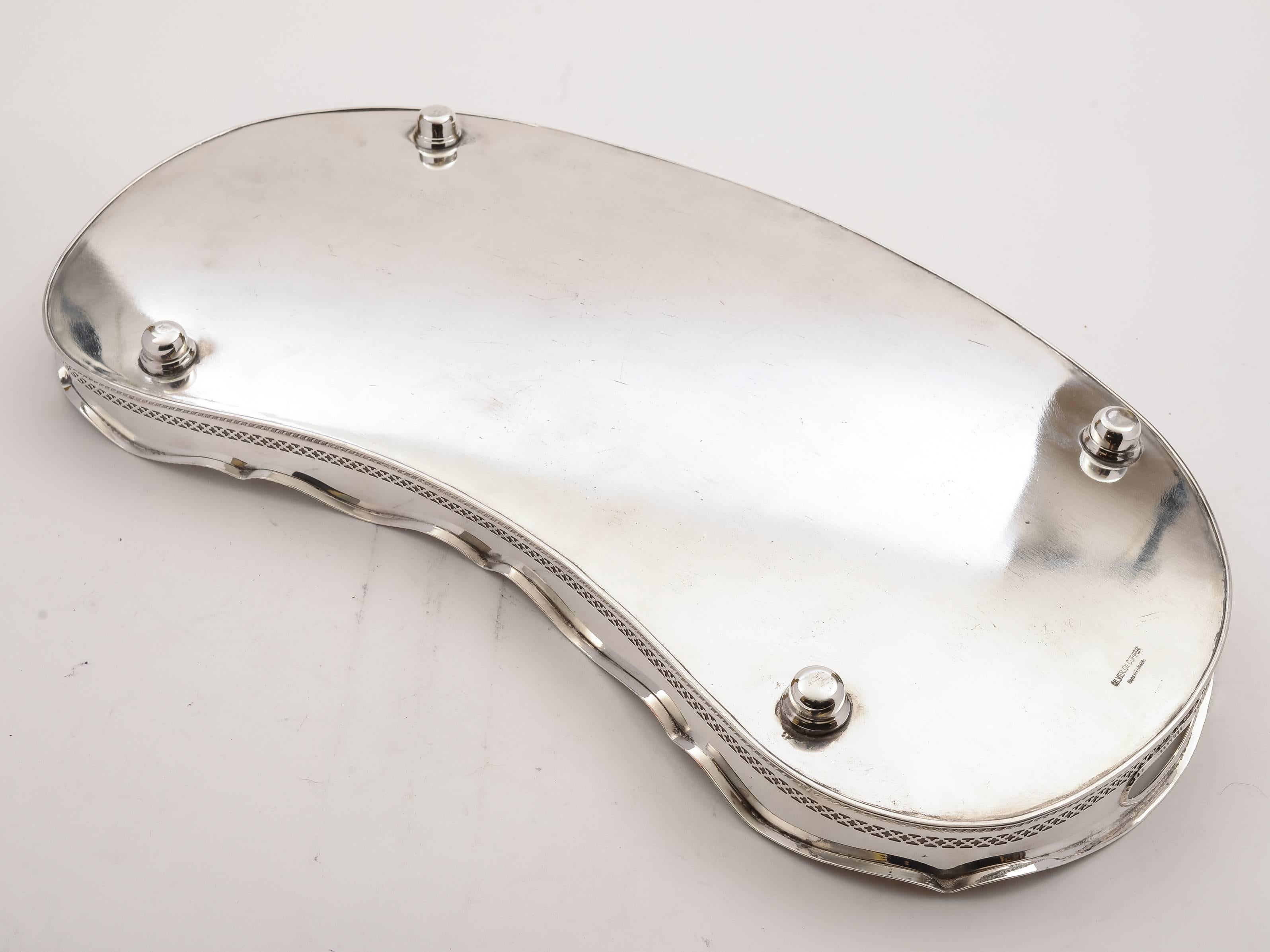 A good English Edwardian silver plated kidney shaped gallery tray with pierced gallery, cut out handles and stands on 4 round feet. Circa 1905.

FREE worldwide delivery. 

Measurements:
Height: 1 1/2" (approx 3.75cm)
Length: 24" (approx