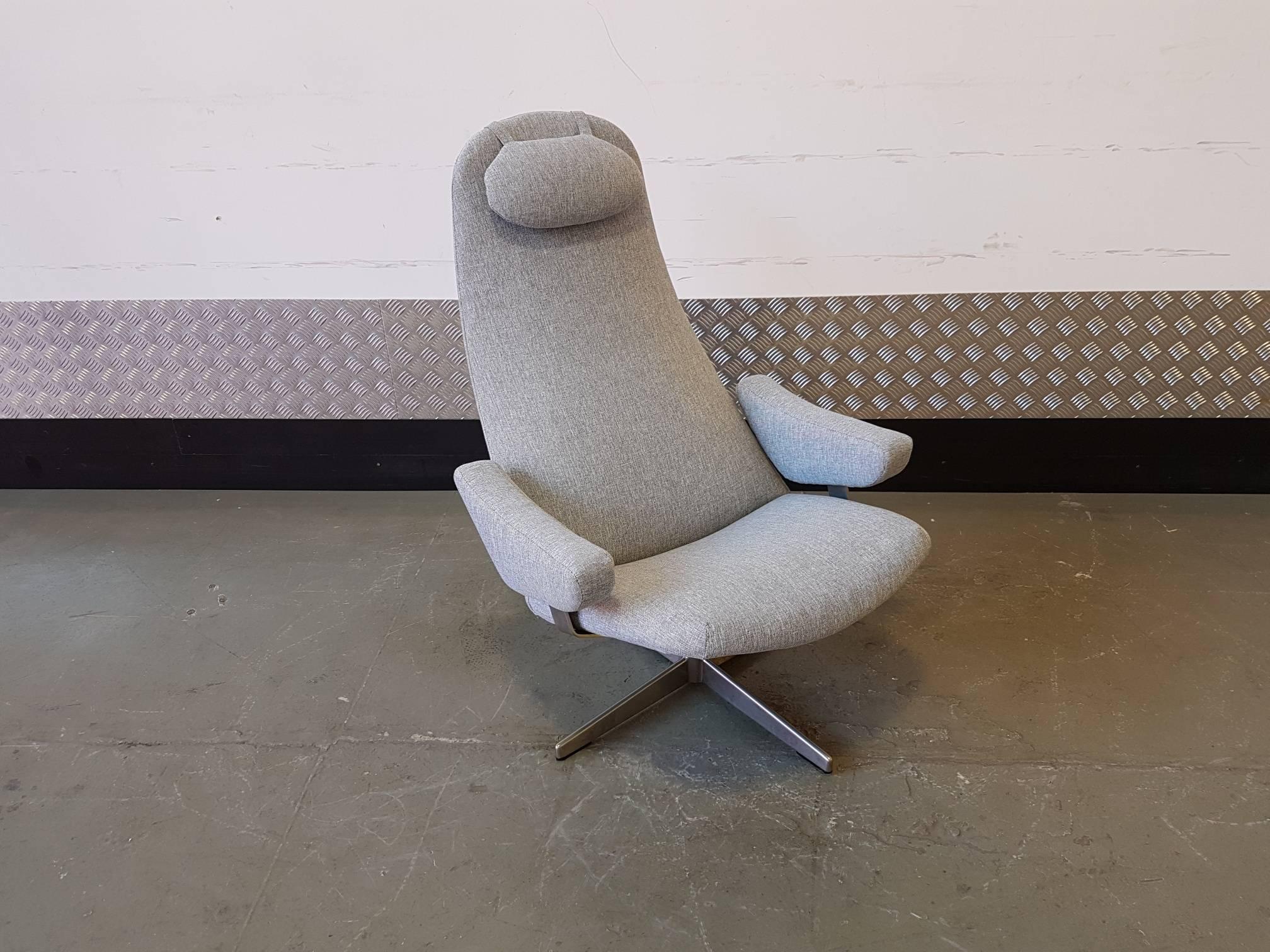 This 'Contourette Roto' swivel chair was designed by Alf Svensson, and produced by DUX in Denmark, during the 1960s. It features a light grey new upholstery seat with a single headrest. The frame is made from metal and features a swivel base with