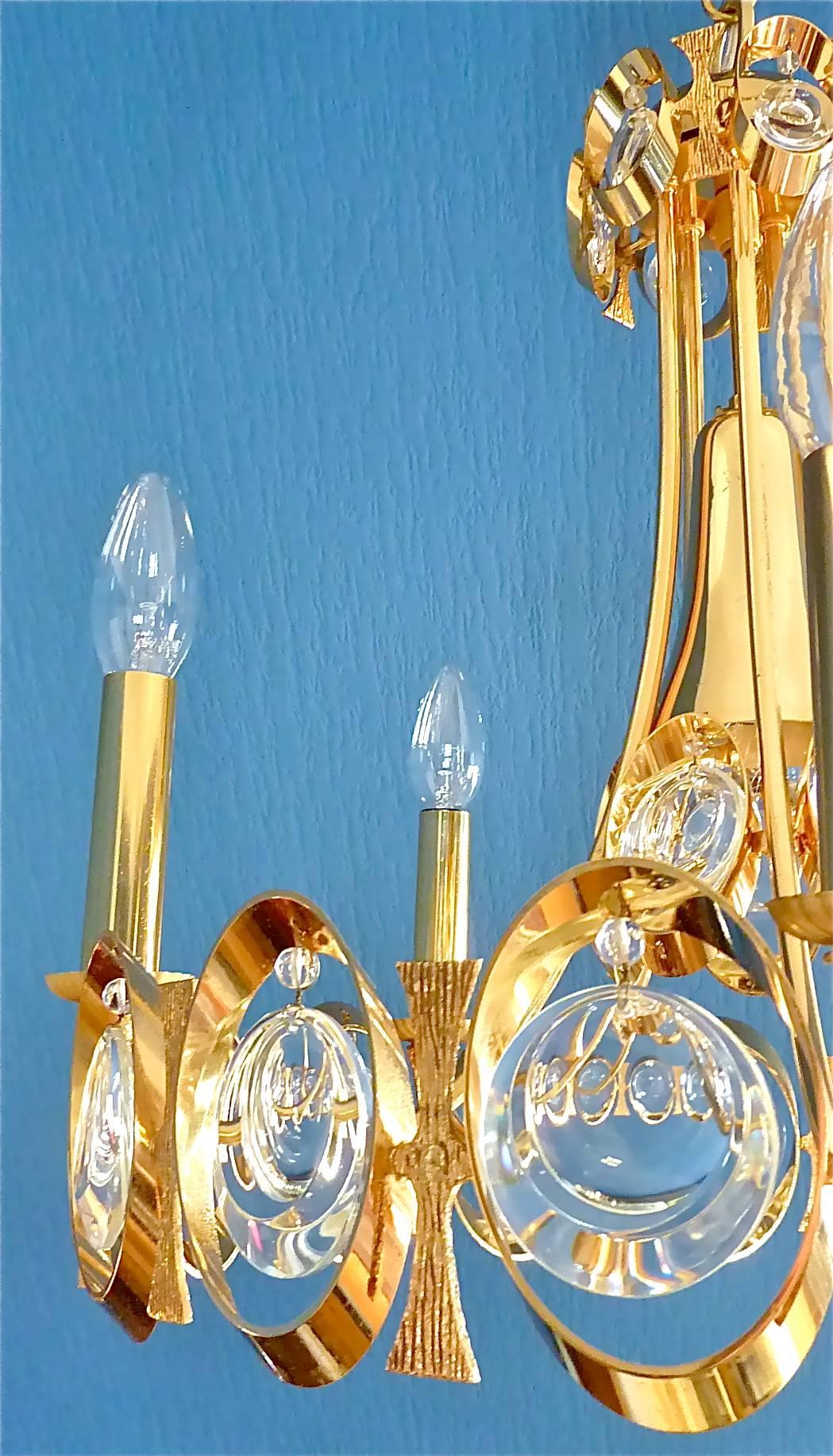 Großer und kostbarer Scheibenlüster aus Kristallglas, entworfen und hergestellt von Palwa, Deutschland, ca. 1960-1970. Die Deckenhalterung und der Rahmen sind aus vergoldetem Metall gefertigt. Der wunderschöne Midcentury-Kronleuchter hat eine Breite