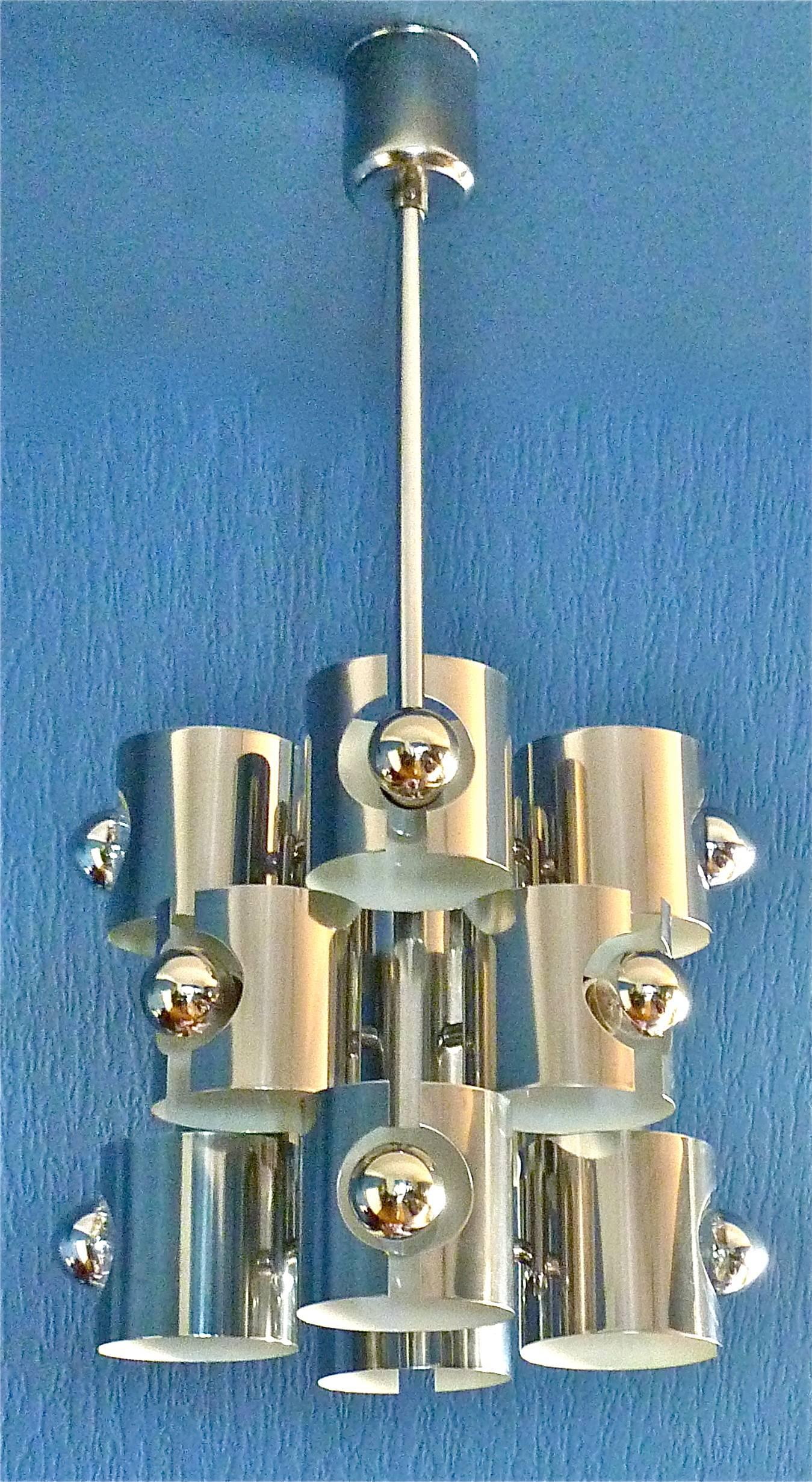 Superbe lustre Space Age Op Art Pop Art conçu par Gaetano Sciolari et exécuté par Sciolari, Italie, vers 1960-70. Le plafonnier et la structure sont en laiton chromé et en métal émaillé laqué blanc. Ce magnifique lustre a une largeur de 36 cm /