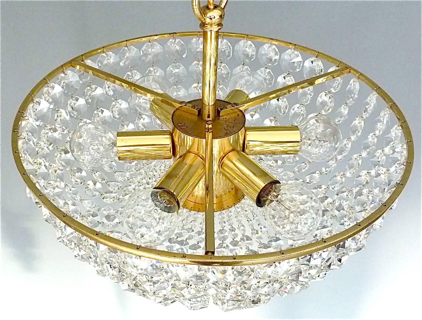 Bakalowits-Kronleuchter, facettiertes Kristallglas, vergoldetes Messing, Palwa, 1960er Jahre (Patiniert) im Angebot