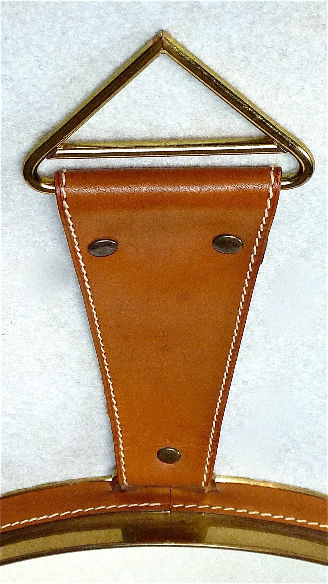 Round Midcentury Wall Mirror Brass Brown Stitched Leather French Adnet Style In Good Condition For Sale In Nierstein am Rhein, DE