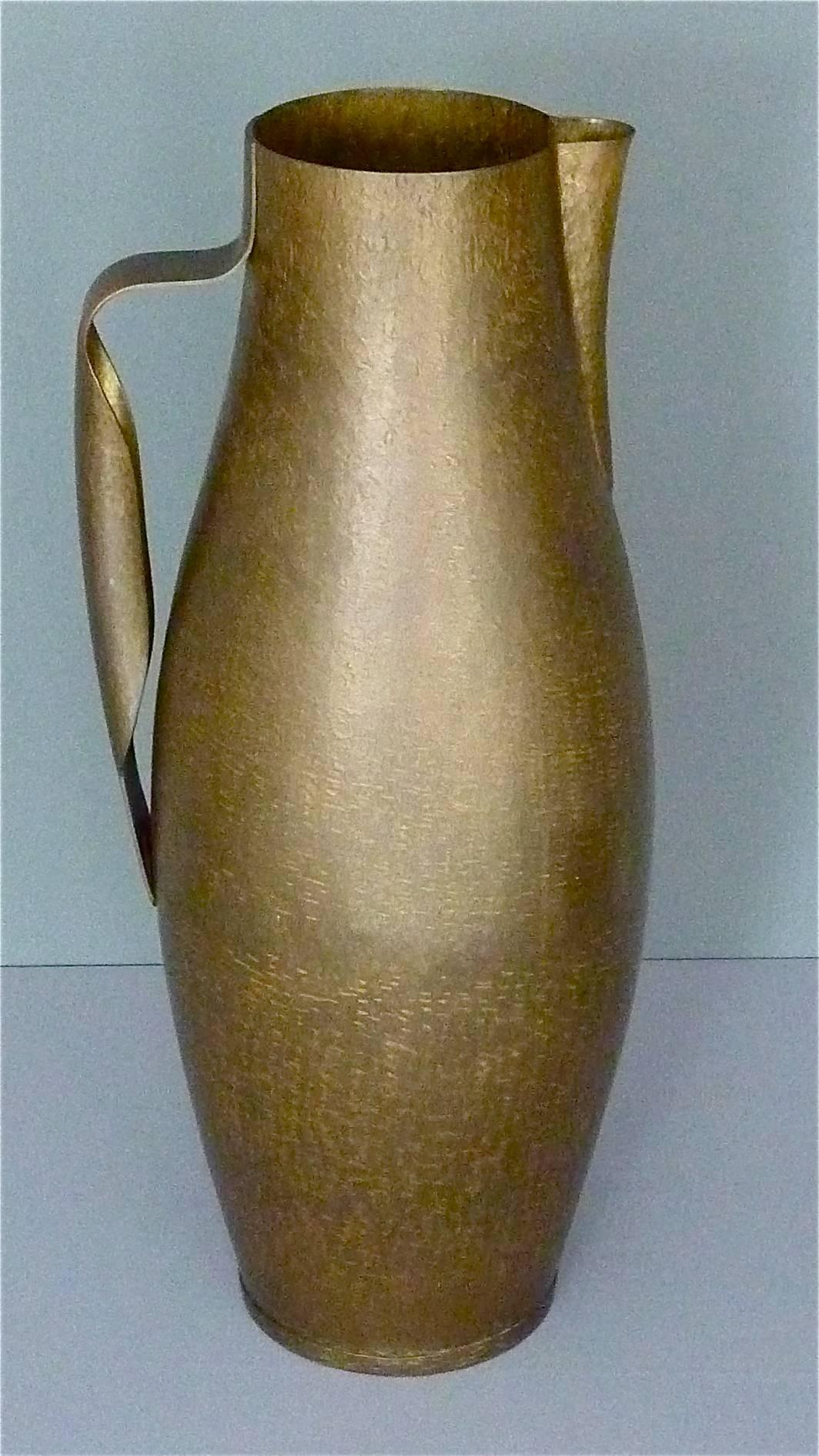Huge and very rare pitcher with handle and a three-sided round bowl with stand designed by Hayno Focken around 1932 and executed by the Kunstgewerbeschule Burg Giebichenstein, Halle an der Saale in Germany. The pitcher which is 68,5 cm / 26.97