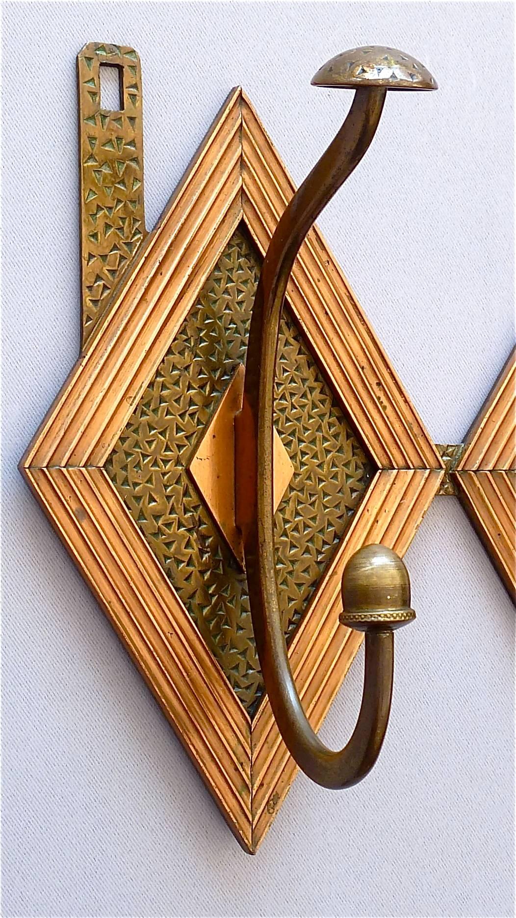 Wonderful geometric patinated bronze with copper Art Nouveau or Art Deco three-scrolled-hook wall wardrobe with a beautiful hammered surface decor, France circa 1900-1920. This rare and heavy piece which is hand- made is of high quality and best