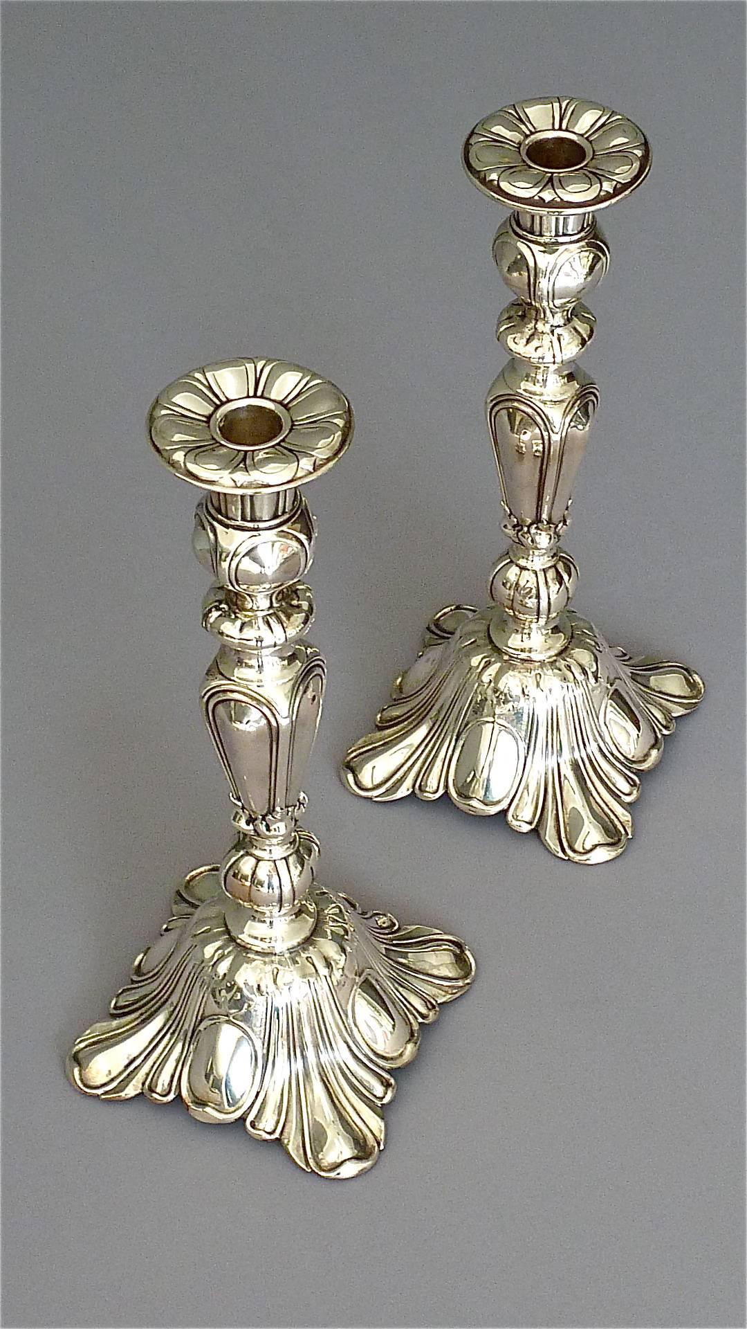 Métal Paire de bougeoirs anciens WMF en métal argenté de style baroque 1900  en vente