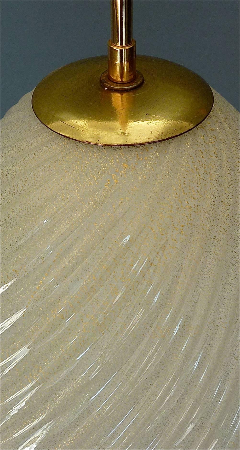 Doré Grande lampe à suspension Archimede Seguso en laiton et verre de Murano doré, style Venini, années 1950 en vente