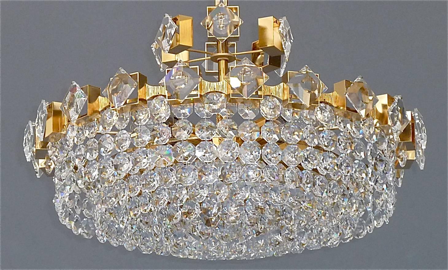 Großer Palwa-Kronleuchter aus vergoldetem Messing und facettiertem Kristallglas im Lobmeyr-Stil, 1960 (Hollywood Regency) im Angebot