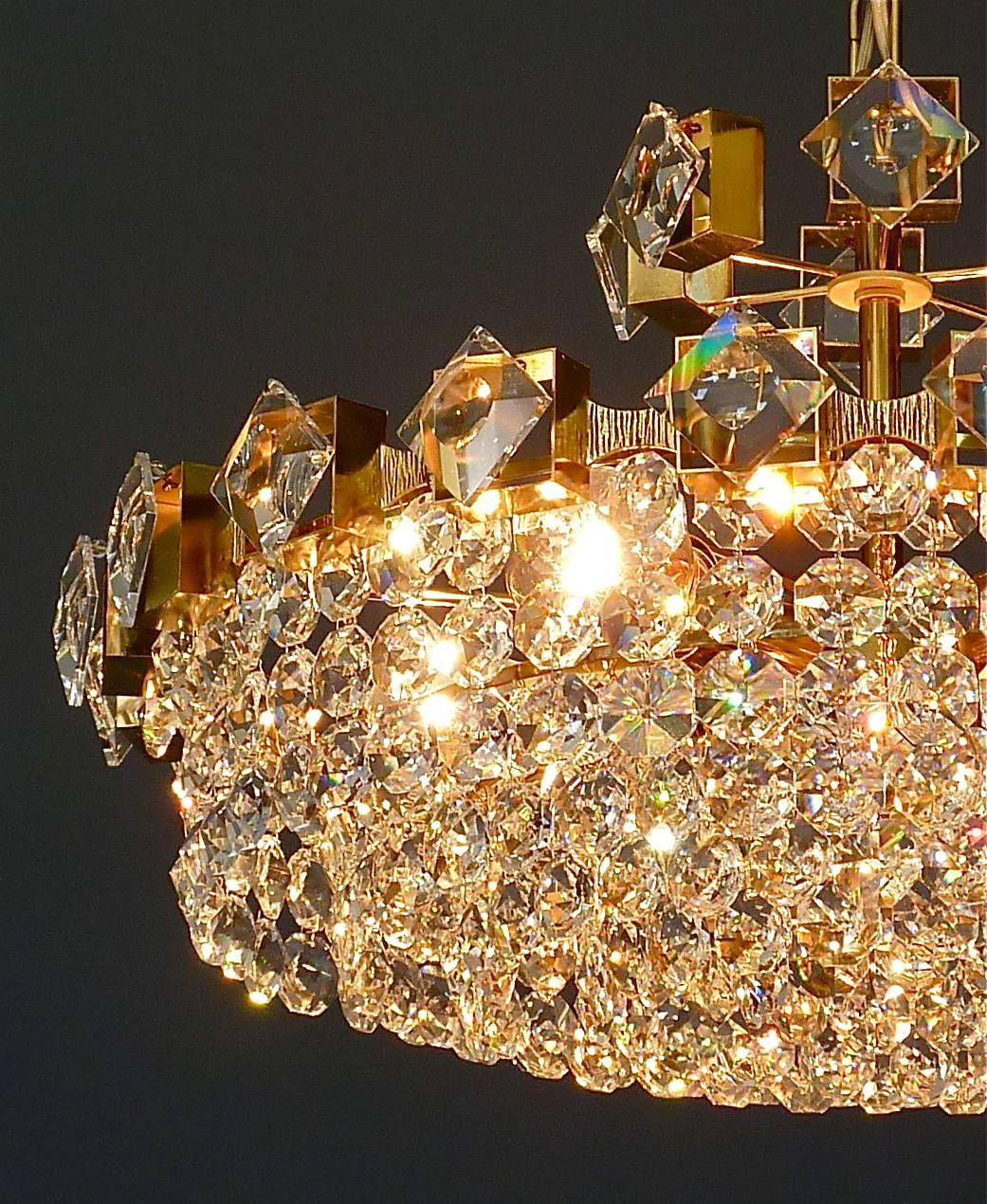 Großer Palwa-Kronleuchter aus vergoldetem Messing und facettiertem Kristallglas im Lobmeyr-Stil, 1960 (Mitte des 20. Jahrhunderts) im Angebot