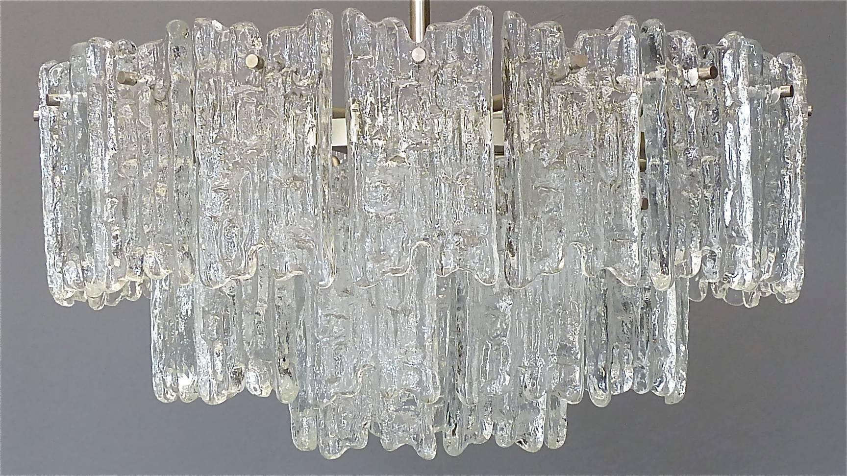 Großer Kronleuchter aus der Jahrhundertmitte von Kalmar Austria aus vernickeltem Messing mit strukturiertem Eisglas (Österreichisch) im Angebot