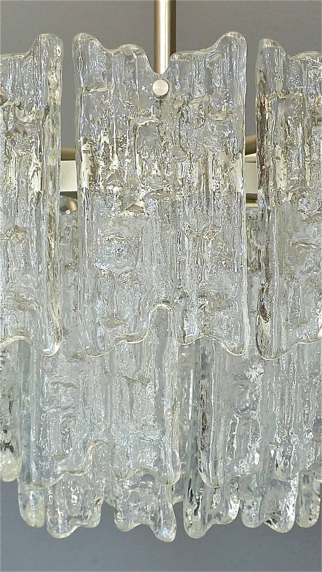 Großer Kronleuchter aus der Jahrhundertmitte von Kalmar Austria aus vernickeltem Messing mit strukturiertem Eisglas (Metall) im Angebot
