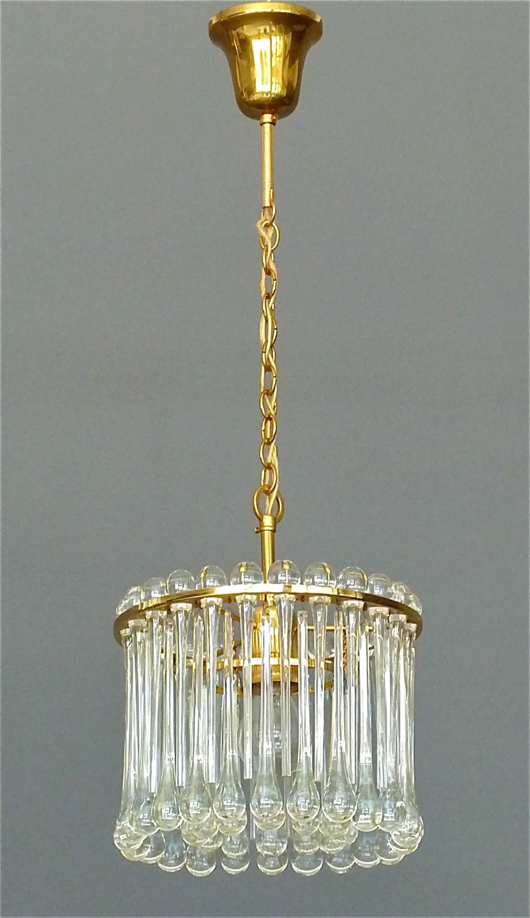 Milieu du XXe siècle Lustre signé Palwa, laiton doré, verre de Murano et gouttes de cristal, style Venini, années 1960 en vente