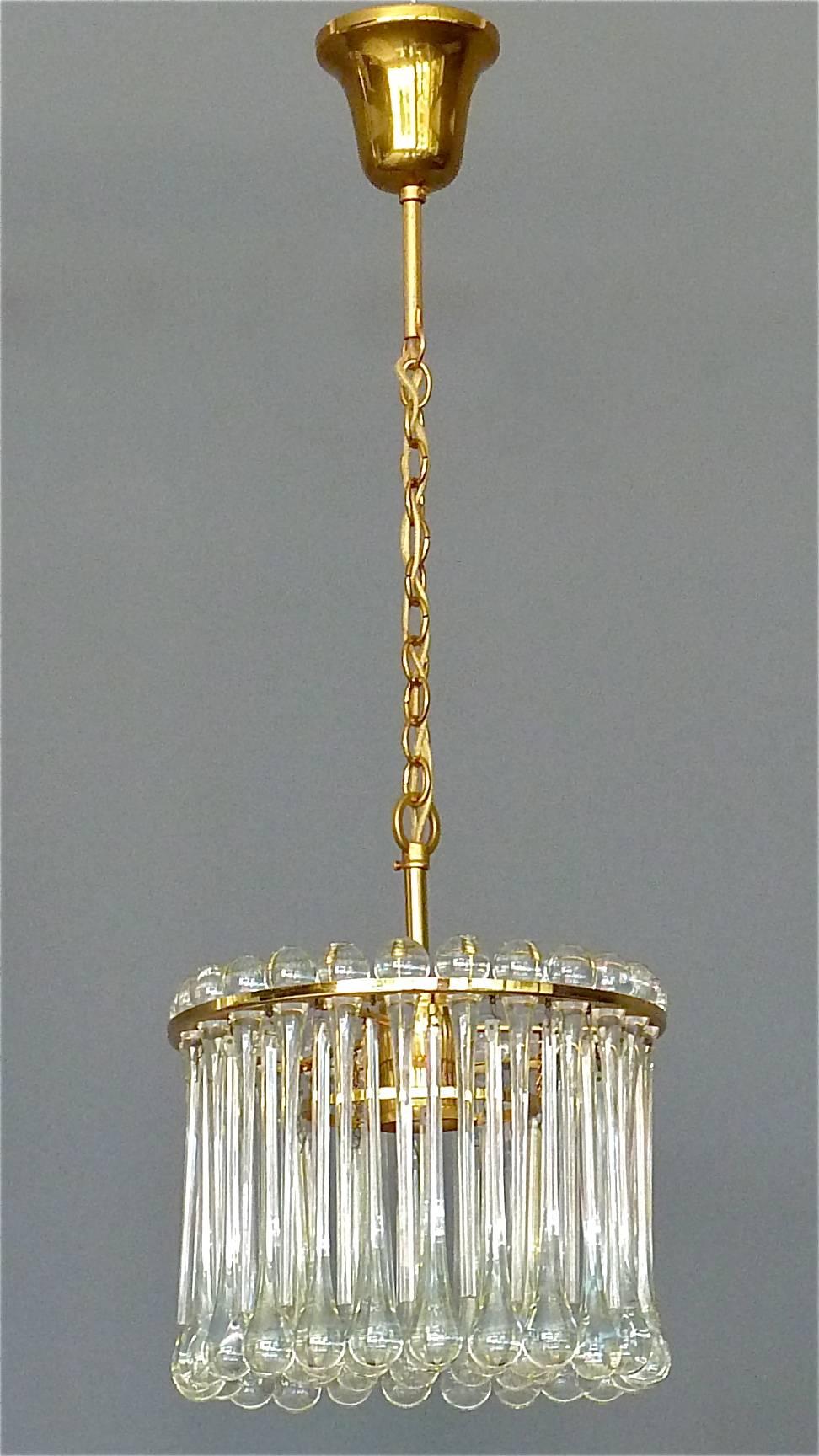 Laiton Lustre signé Palwa, laiton doré, verre de Murano et gouttes de cristal, style Venini, années 1960 en vente