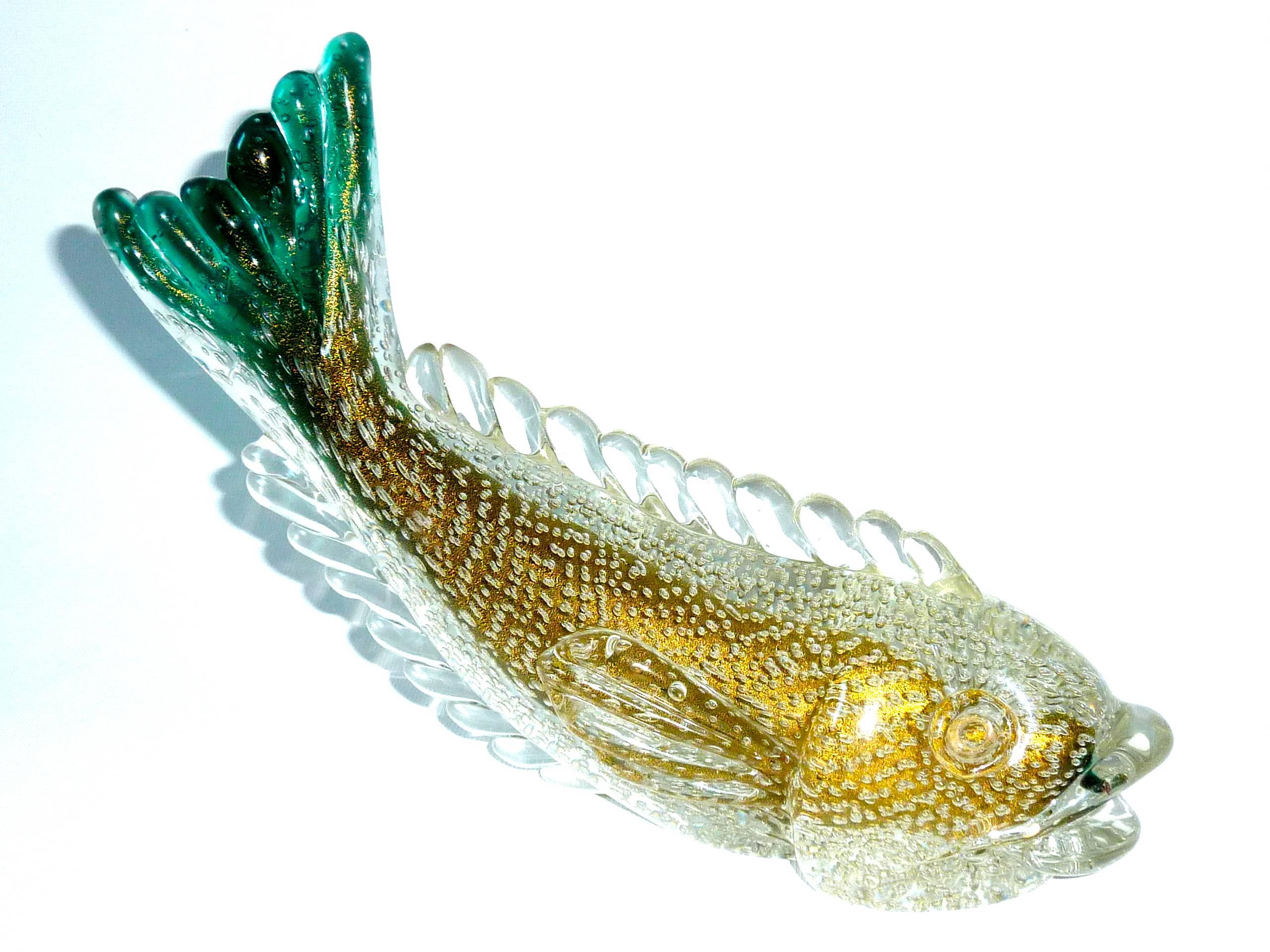 Rare Flavio Poli Bullicante fish sculpture 1937 for Archimede Seguso. It is made of heavy clear glass with bubbles and gold inclusions with a shaded green. It is documented in Art Glass by Archimede Seguso, Umberto Franzoi, page 68, for a variant