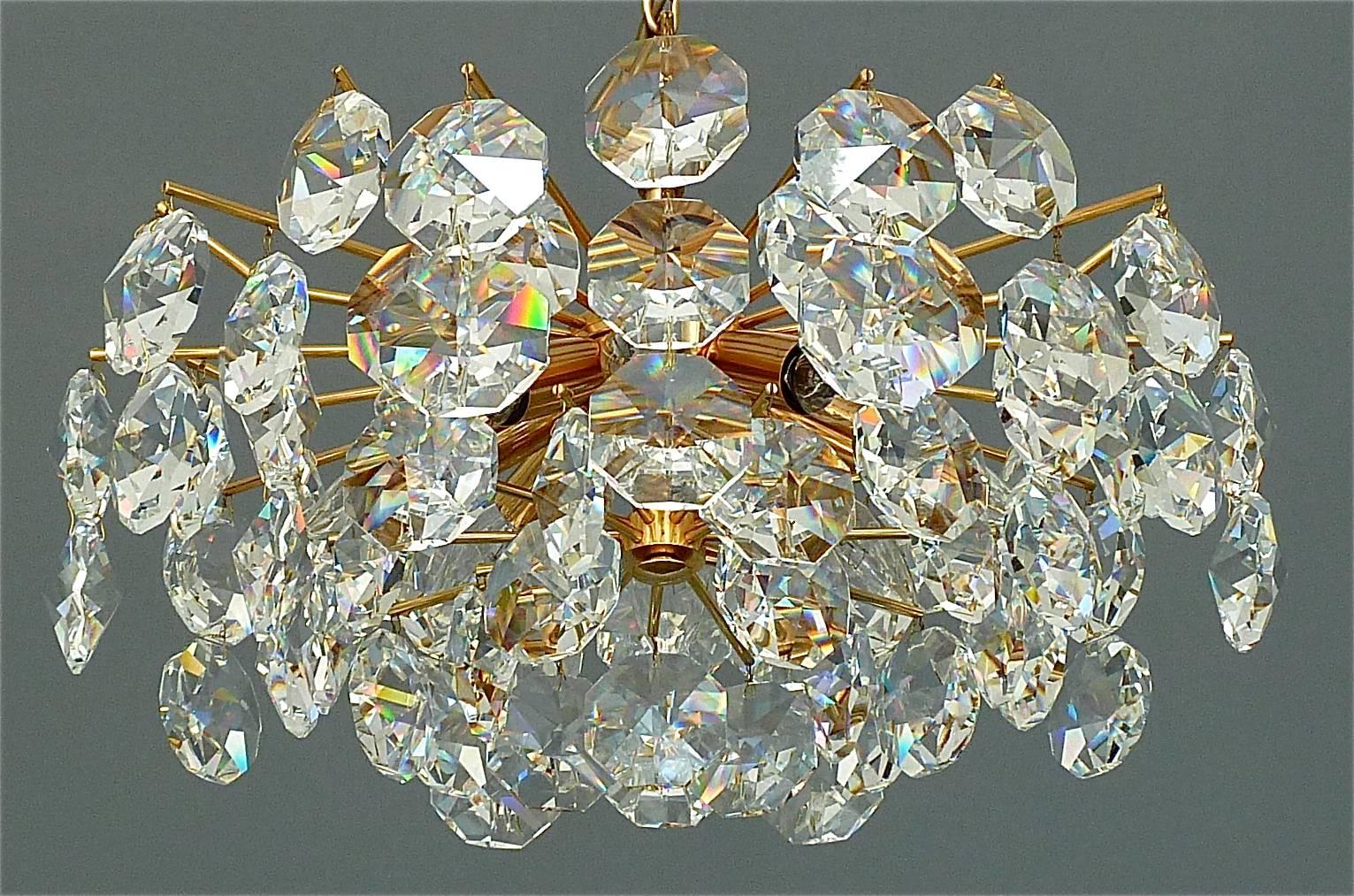 Noble gilt brass and crystal glass sputnik chandelier made by Palwa, Germany, circa 1960-1970. The chain-hanging length-adjustable chandelier has a gilt brass metal sputnik construction with lots of big octagonal high lead hand-cut faceted glass