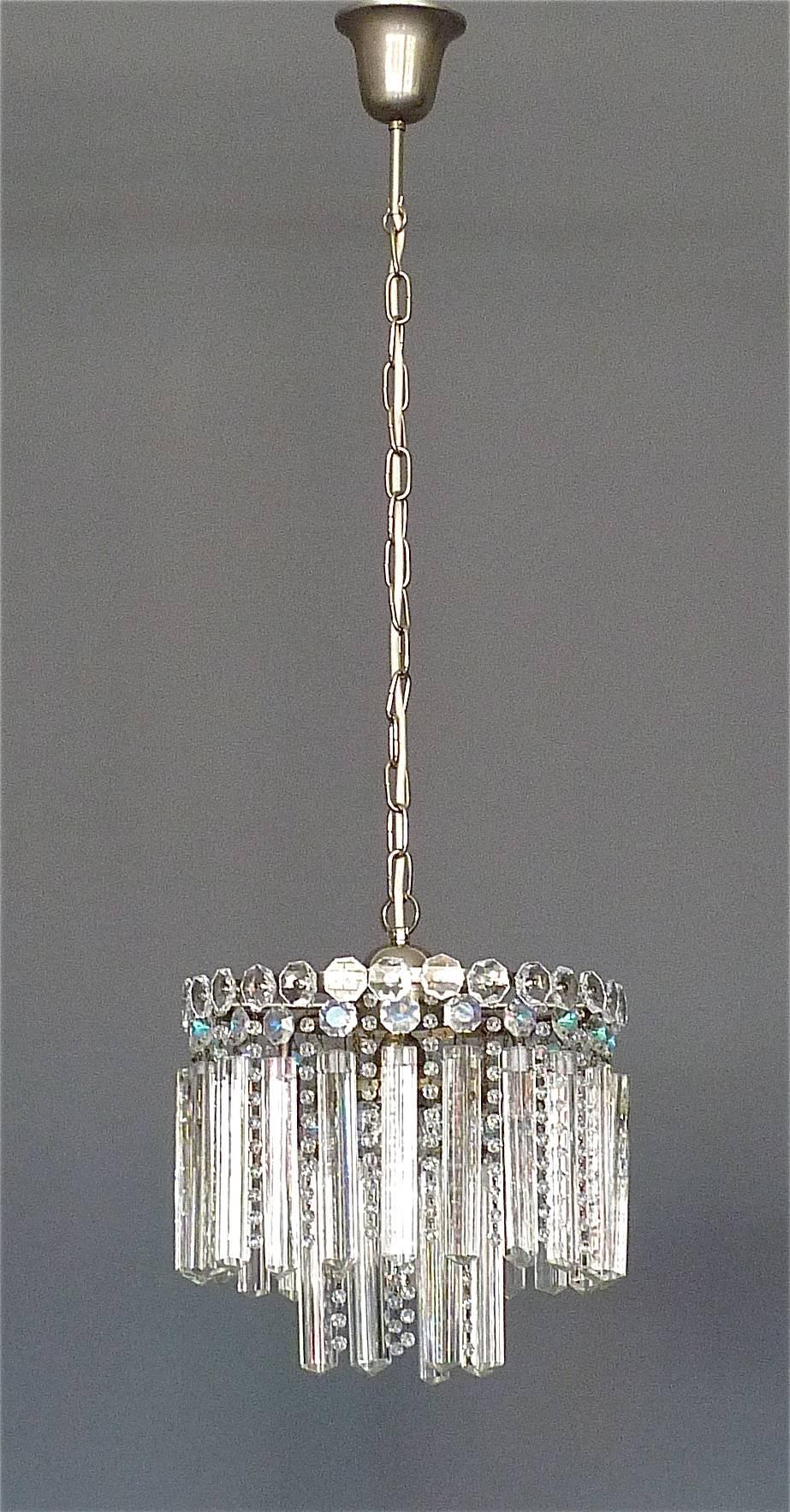 Kostbarer Luster aus facettiertem Kristallglas von Lobmeyr oder Bakalowits, Wien, Österreich, um 1950. Der an einer Kette hängende, in der Länge verstellbare, zweistöckige Kronleuchter hat dreiseitige, längliche, handgeschliffene Kristallglasstäbe