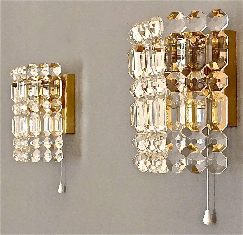 Paar Kinkeldey-Wandleuchten aus der Mitte des Jahrhunderts, Messing, facettiertes Kristallglas 1960er Jahre (Glas) im Angebot