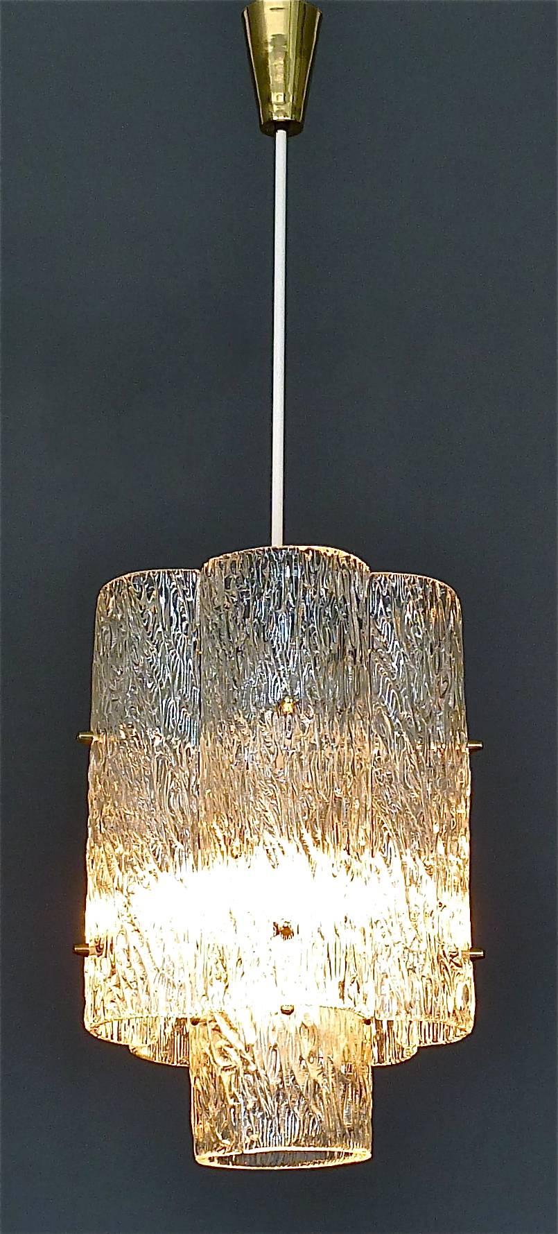 Large J.T. Kalmar Chandelier Lamp Textured Murano Glass Brass Venini Style 1950s In Good Condition For Sale In Nierstein am Rhein, DE
