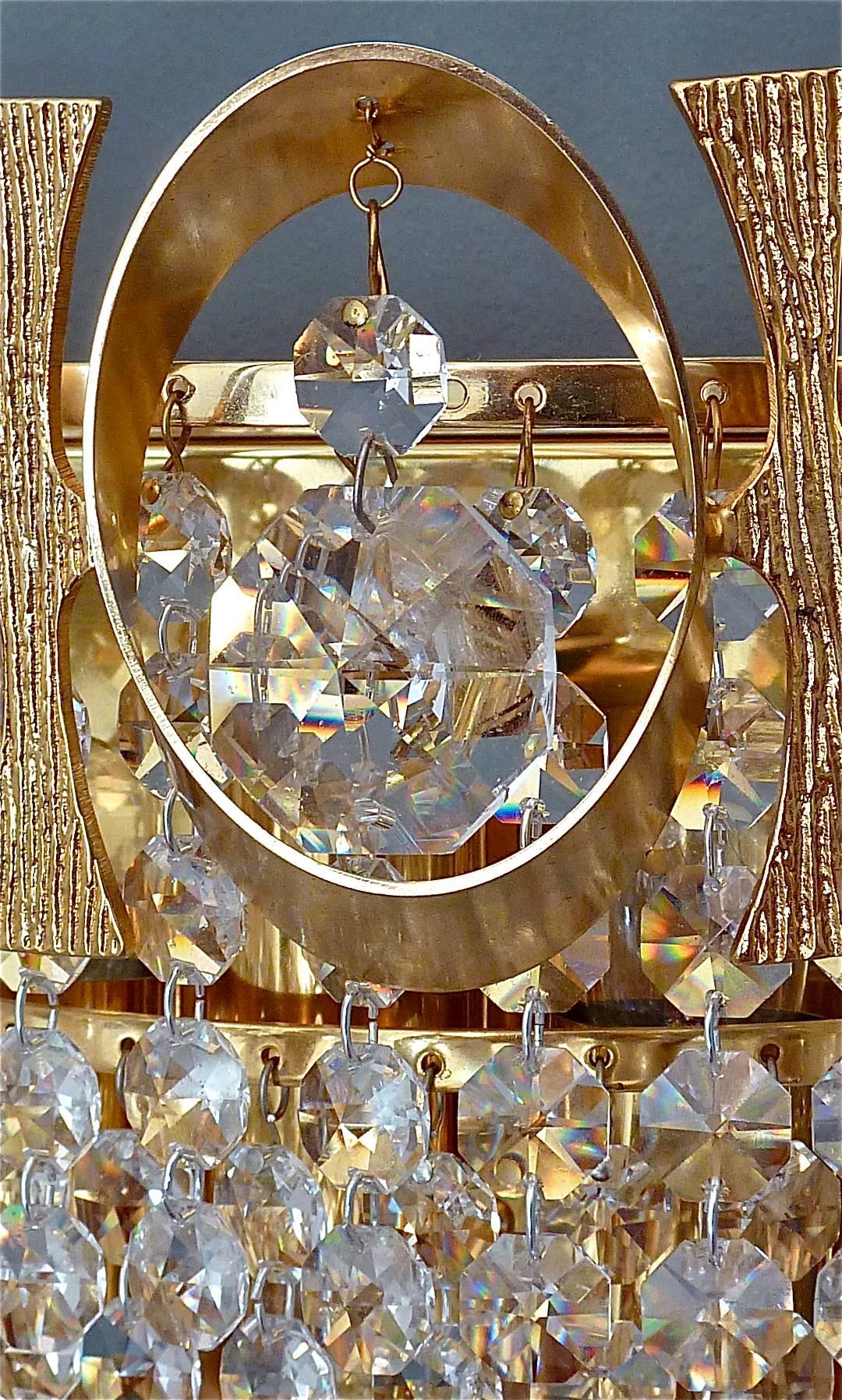 Paar Palwa Wandleuchten aus vergoldetem Messing und facettiertem Kristallglas 1960er Jahre (Vergoldet) im Angebot