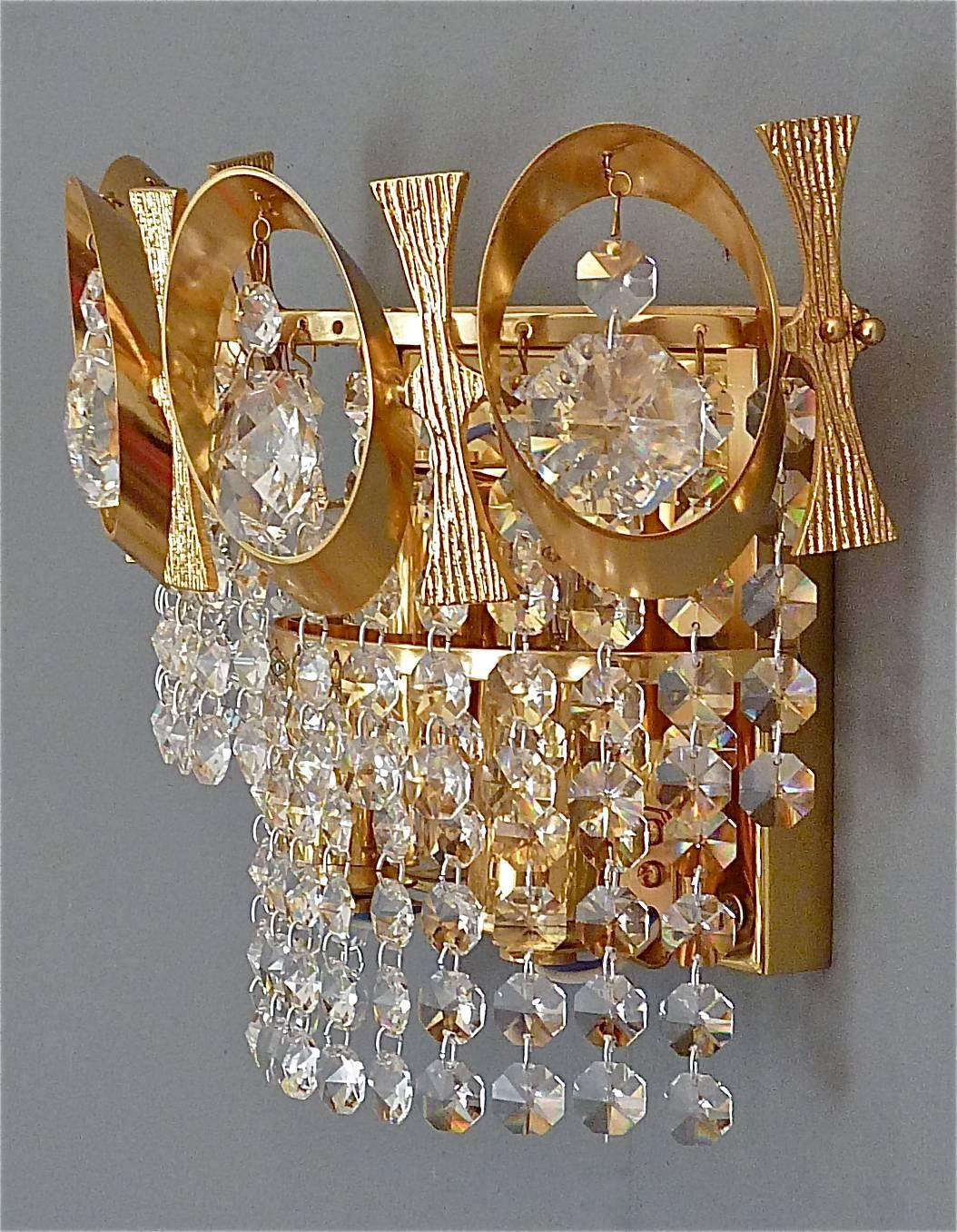 Paar Palwa Wandleuchten aus vergoldetem Messing und facettiertem Kristallglas 1960er Jahre (Mitte des 20. Jahrhunderts) im Angebot