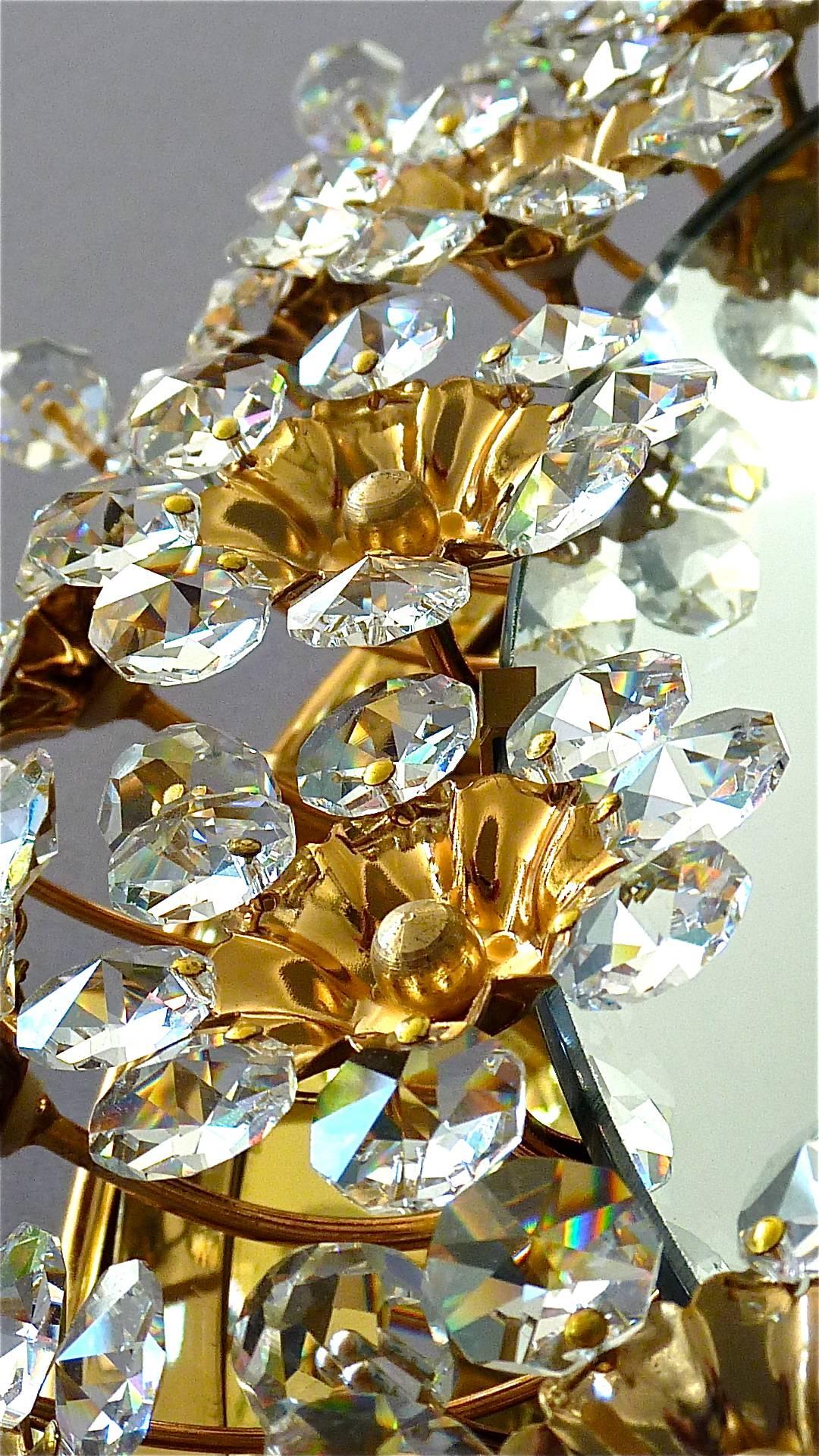 Beleuchteter Palwa-Spiegel, vergoldetes facettiertes Kristallglas, Blumen, Deutschland 1960er Jahre (Hollywood Regency) im Angebot