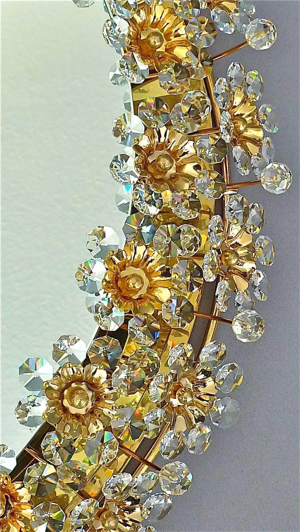 Beleuchteter Palwa-Spiegel, vergoldetes facettiertes Kristallglas, Blumen, Deutschland 1960er Jahre (Mitte des 20. Jahrhunderts) im Angebot