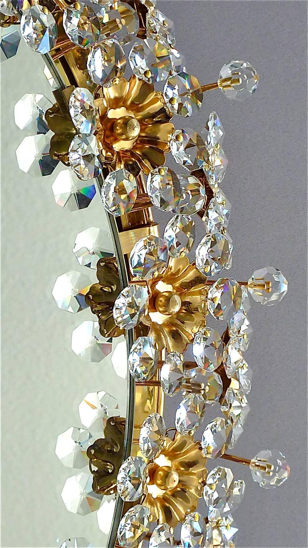 Beleuchteter Palwa-Spiegel, vergoldetes facettiertes Kristallglas, Blumen, Deutschland 1960er Jahre (Metall) im Angebot