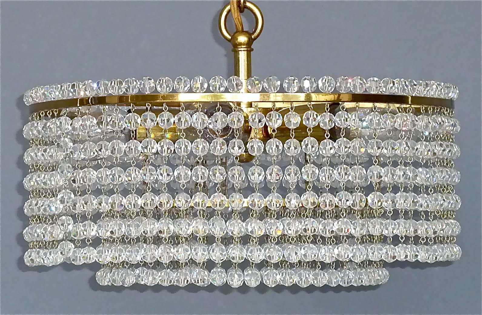 J.L. Lobmeyr-Kronleuchter, handgeschliffenes facettiertes Kristallglas, Messing, Österreich 1950 (Patiniert) im Angebot
