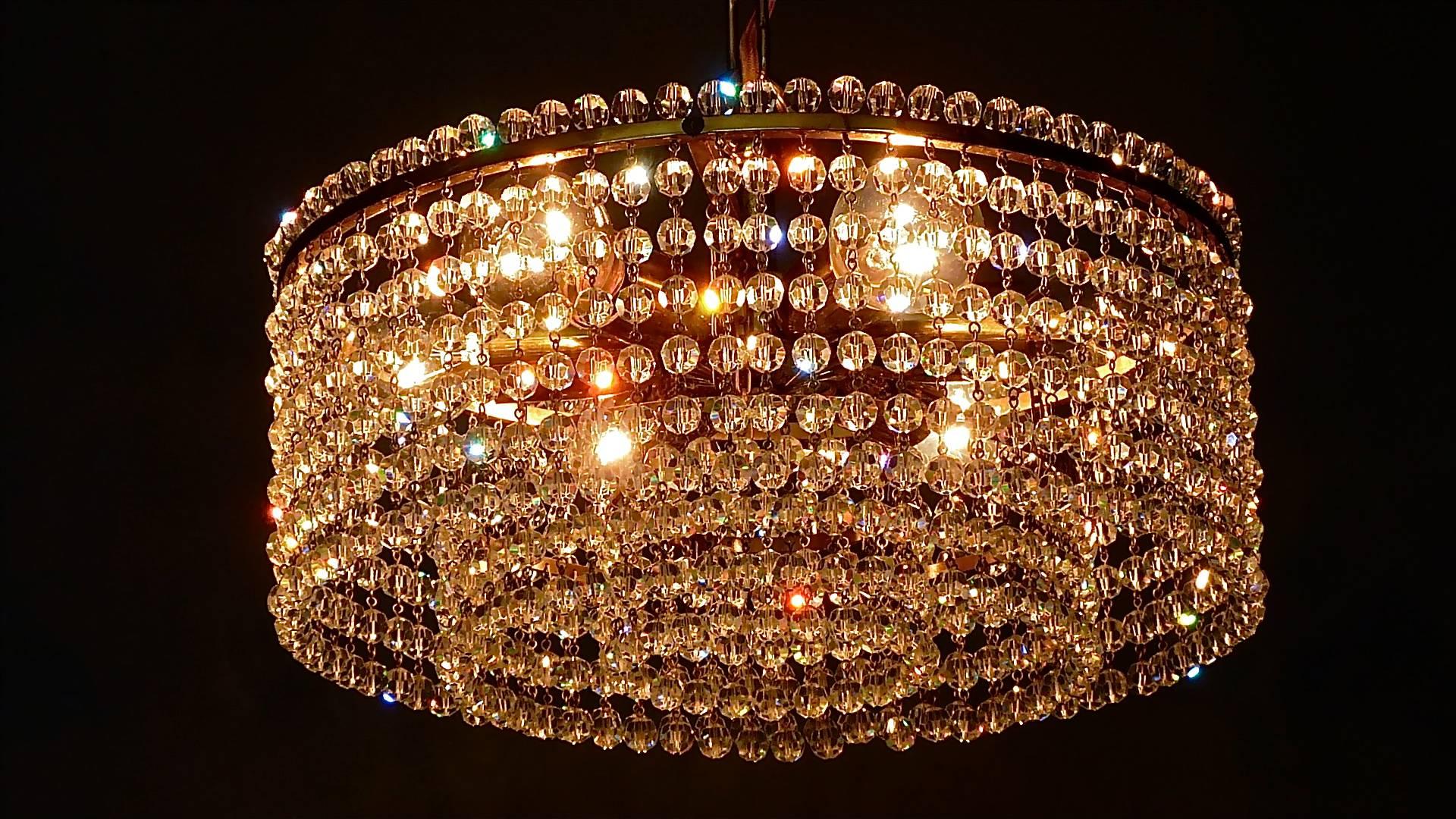 Mid-20th Century J.L Lobmeyr Chandelier Hand-Cut Faceted Crystal Glass Strings Brass Austria 1950 For Sale