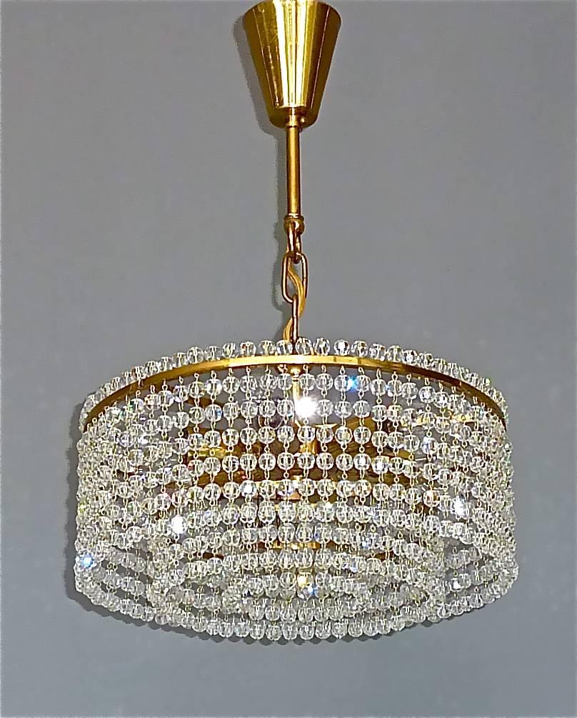 J.L. Lobmeyr-Kronleuchter, handgeschliffenes facettiertes Kristallglas, Messing, Österreich 1950 (Hollywood Regency) im Angebot