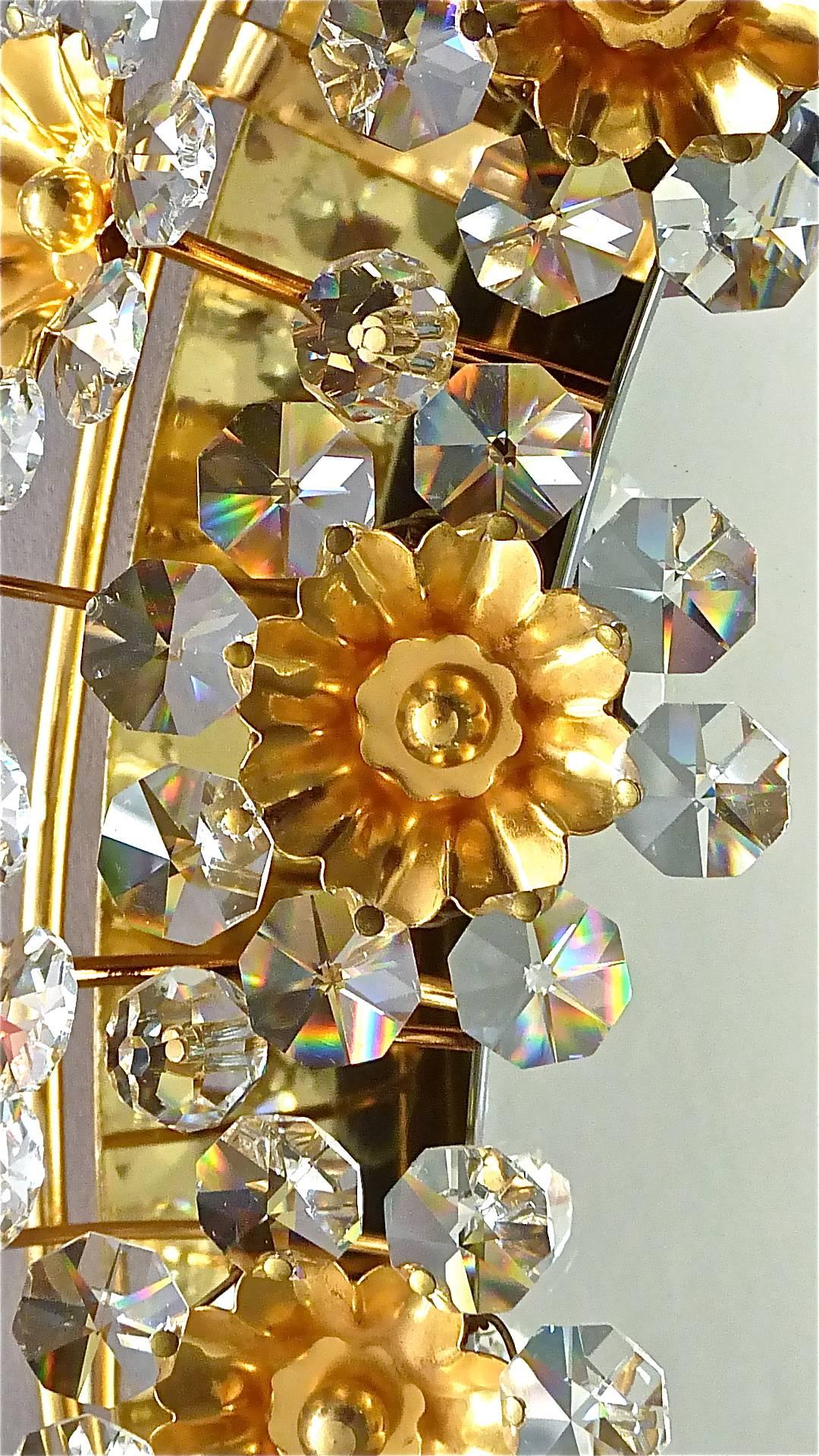 Großer ovaler vergoldeter Messing-Metall-Kristallglas-Wandspiegel von Palwa, Deutschland, ca. 1960-1970, dokumentiert im Palwa-Verkaufskatalog und signiert auf der Rückseite mit Palwa-Firmenlabel mit Modellnummer. Der Rahmen ist mit vielen schönen,