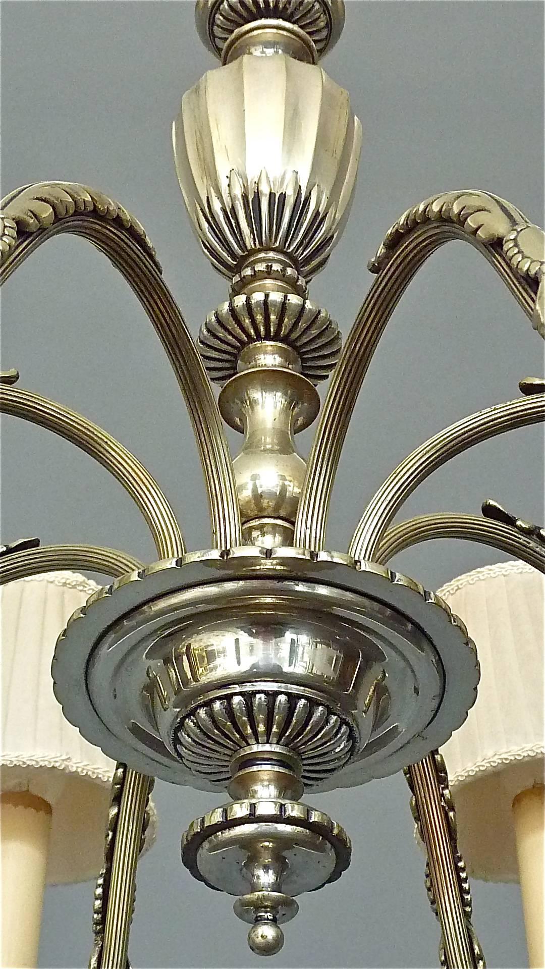 Eleganter, großer, klassischer Silber-Kronleuchter im Empire-Stil mit acht Lichtern, 1920 (Frühes 20. Jahrhundert) im Angebot
