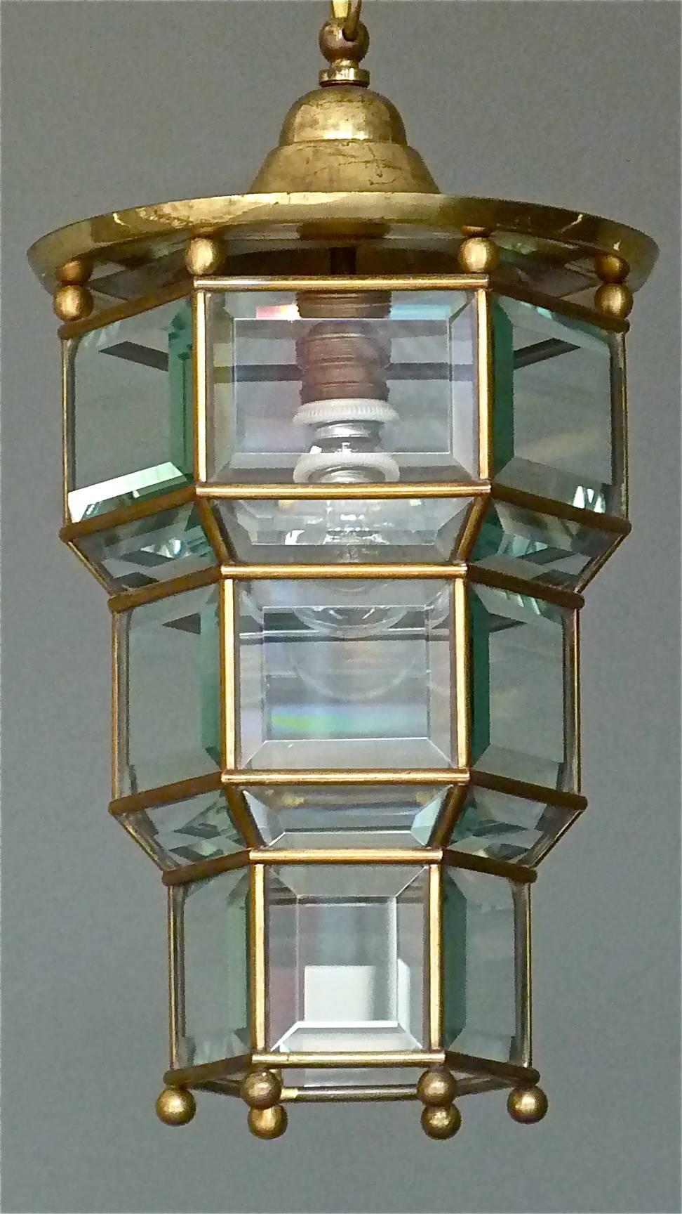 Amazing Adolf Loos / Josef Hoffmann Style Vienna Secession Pendant Lamp, Austria, circa 1905-1910. Antique patinated brass metal light corpus with hand-cut beveled crystal glass sections, possibly from Lobmeyr. It has one porcelain / brass fitting