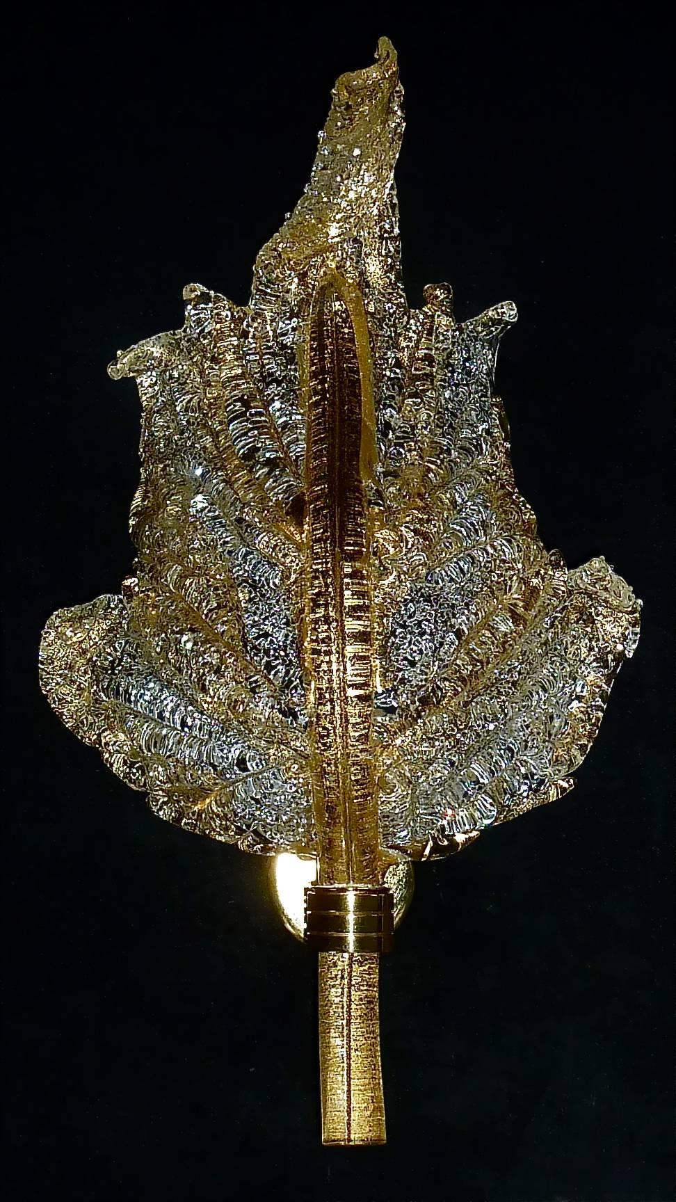 Fabuleuse paire d'appliques ou de lampes murales Barovier & Toso en verre d'art de Murano, Italie, circa 1970. Ils ont une belle forme de feuille florale faite à la main et sont fabriqués selon la technique du 