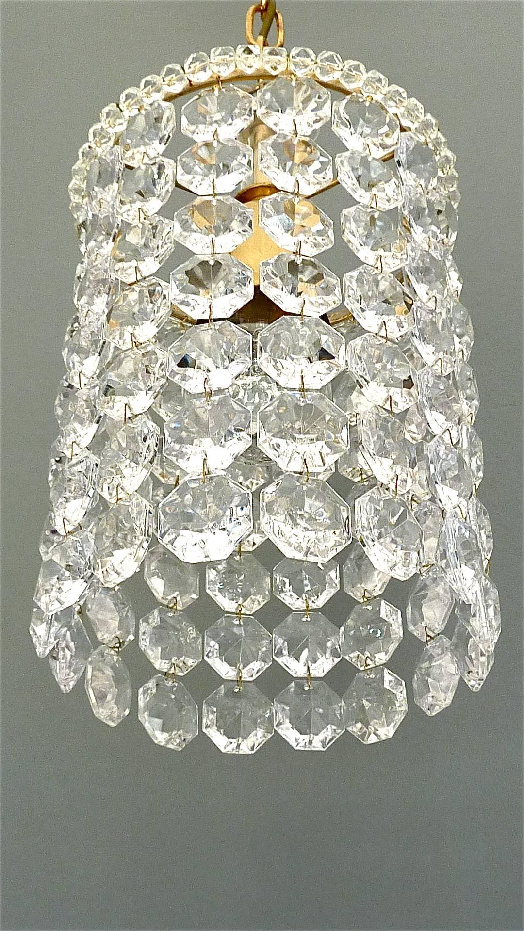 Bakalowits-Kronleuchter aus Messing und Kristallglas mit Schnörkeln, Österreich 1950er Jahre (Moderne der Mitte des Jahrhunderts) im Angebot