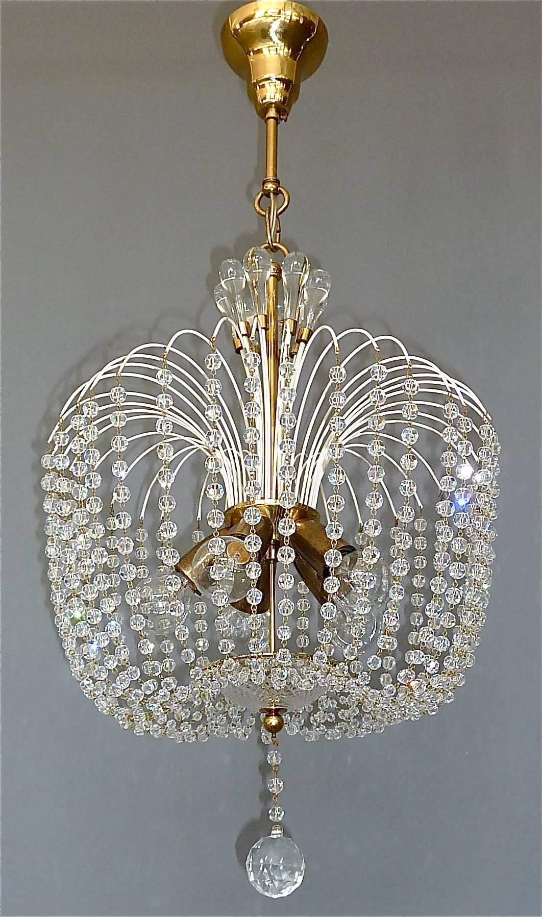 Fantastique lustre en spoutnik blanc du milieu du siècle dernier, en verre de cristal étincelant et laiton patiné, attribué à J.L Lobmeyr ou Emil Stejnar pour Rupert Nikoll, Autriche, vers 1955. La lampe suspendue est dotée de fils de perles en