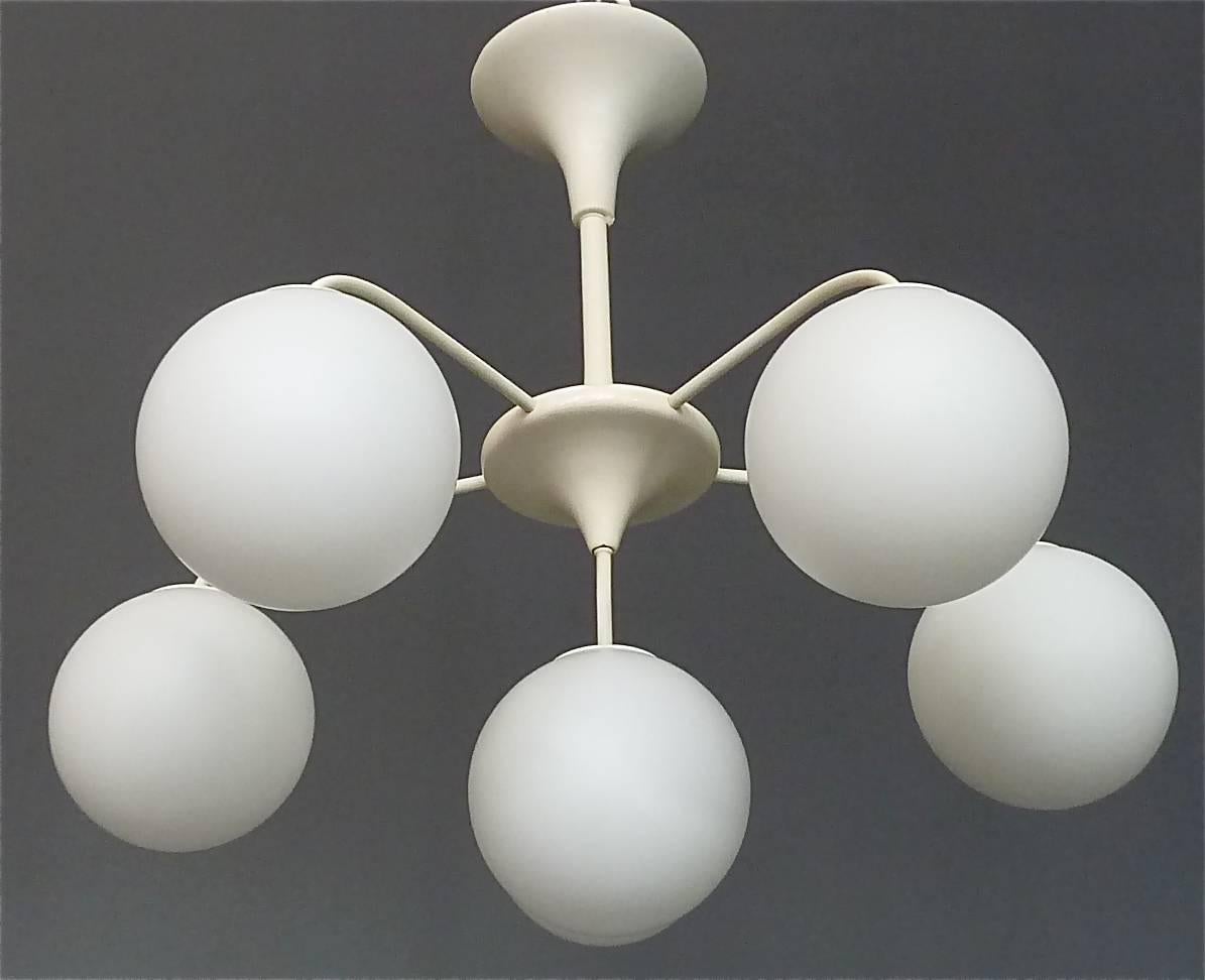 Mid-Century Modern Grand lustre Max Bill blanc Sputnik à six lumières en verre, Suisse  en vente