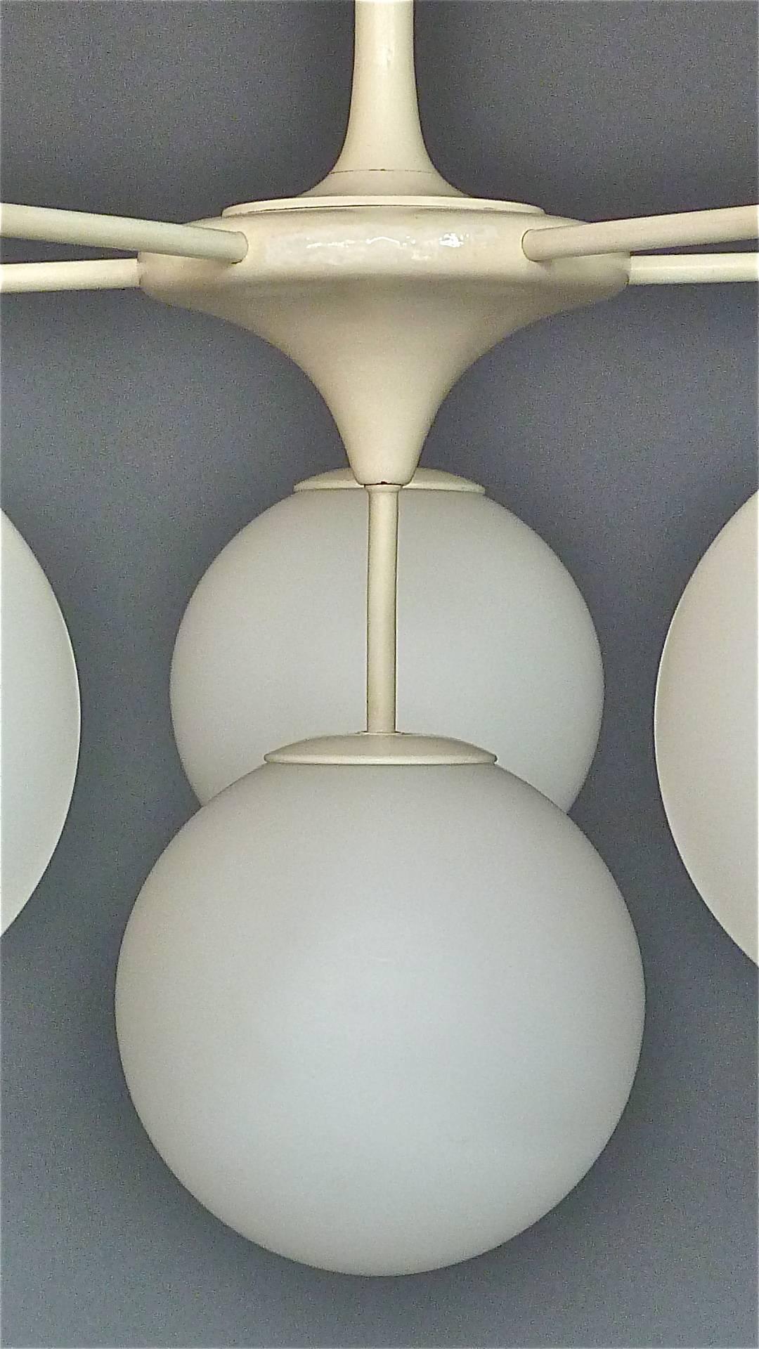 Milieu du XXe siècle Grand lustre Max Bill blanc Sputnik à six lumières en verre, Suisse  en vente