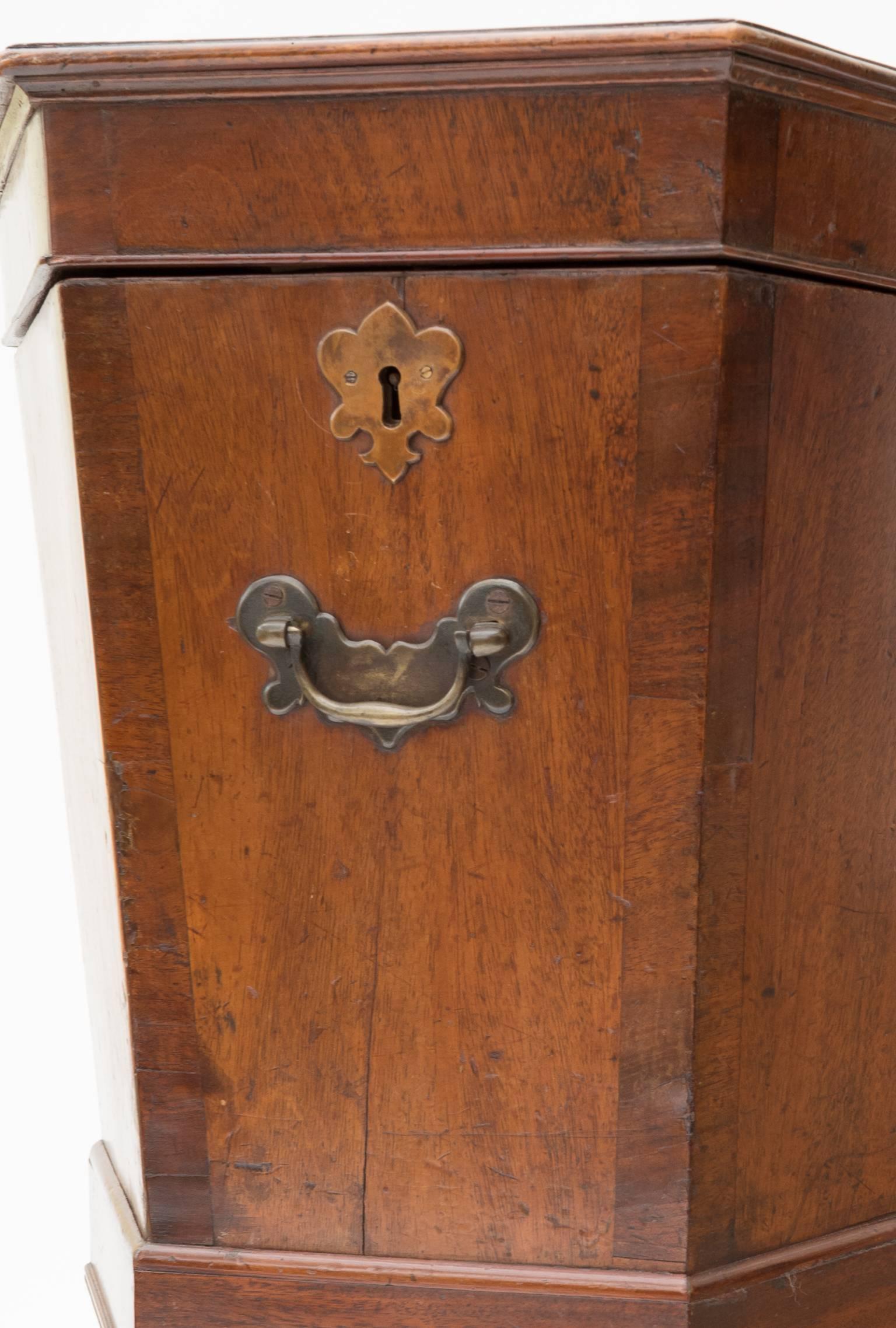 George III Mahogany Octagonal Wine Cooler In Fair Condition For Sale In Brighton, GB