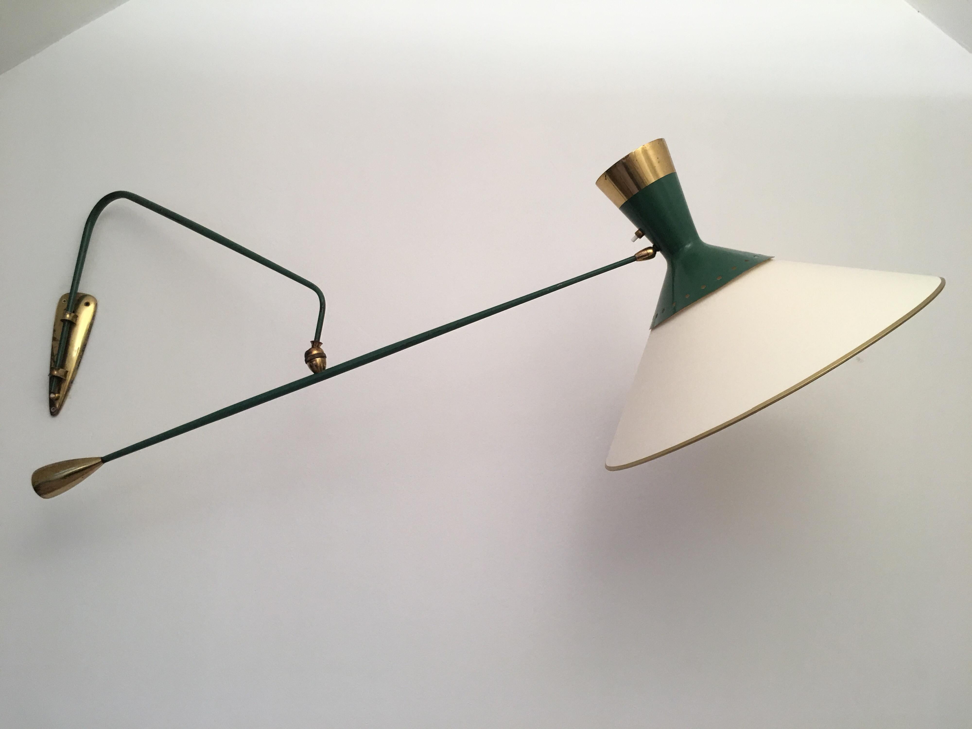 Arlus Green and Gilt Counter Balance Swing Arm Wall Lamp, French 1950s In Good Condition For Sale In Aix En Provence, FR