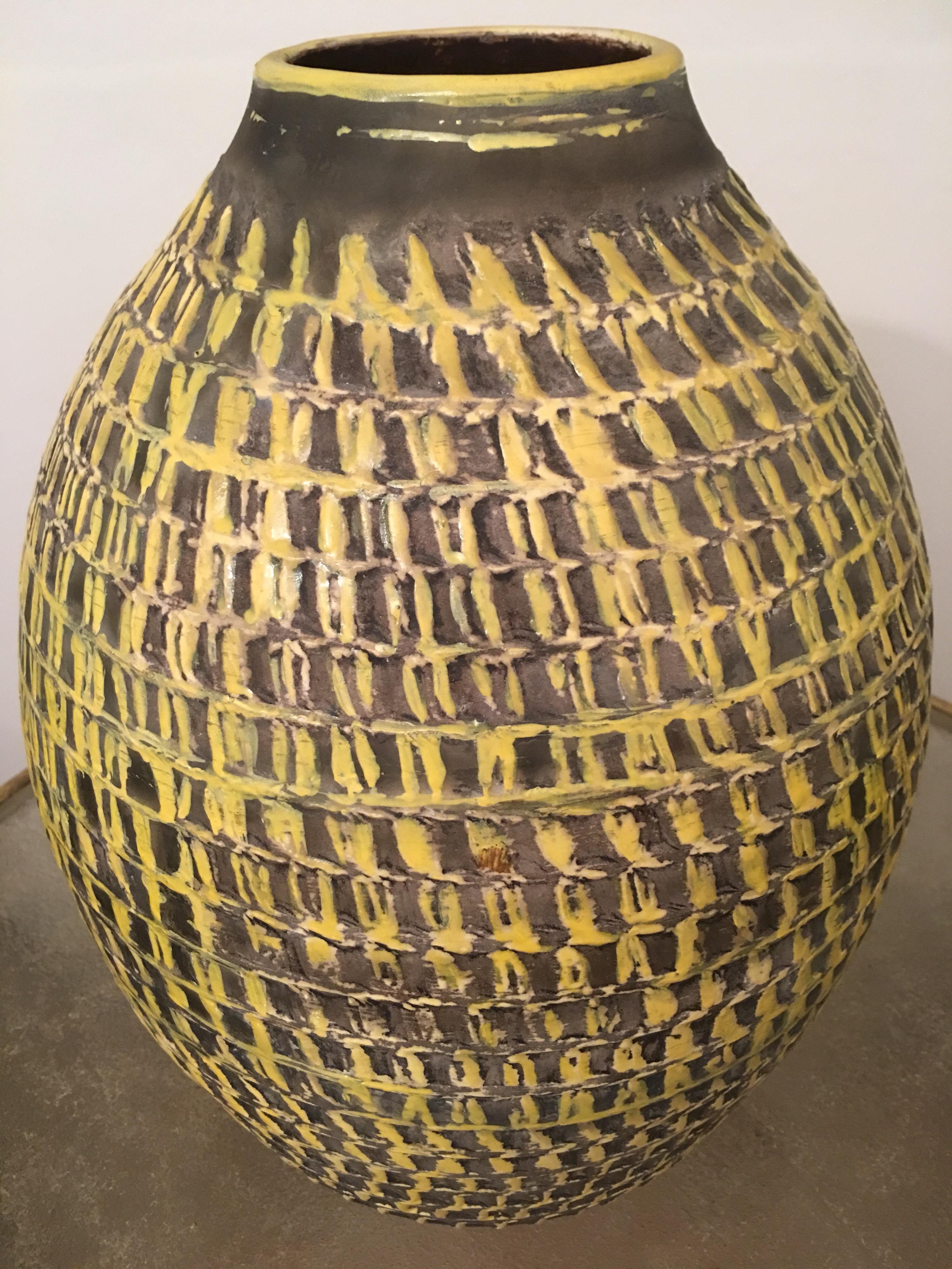 Jean Besnard Signed Large Yellow Ceramic Vase, Incised Decor, French, 1930s In Good Condition For Sale In Aix En Provence, FR