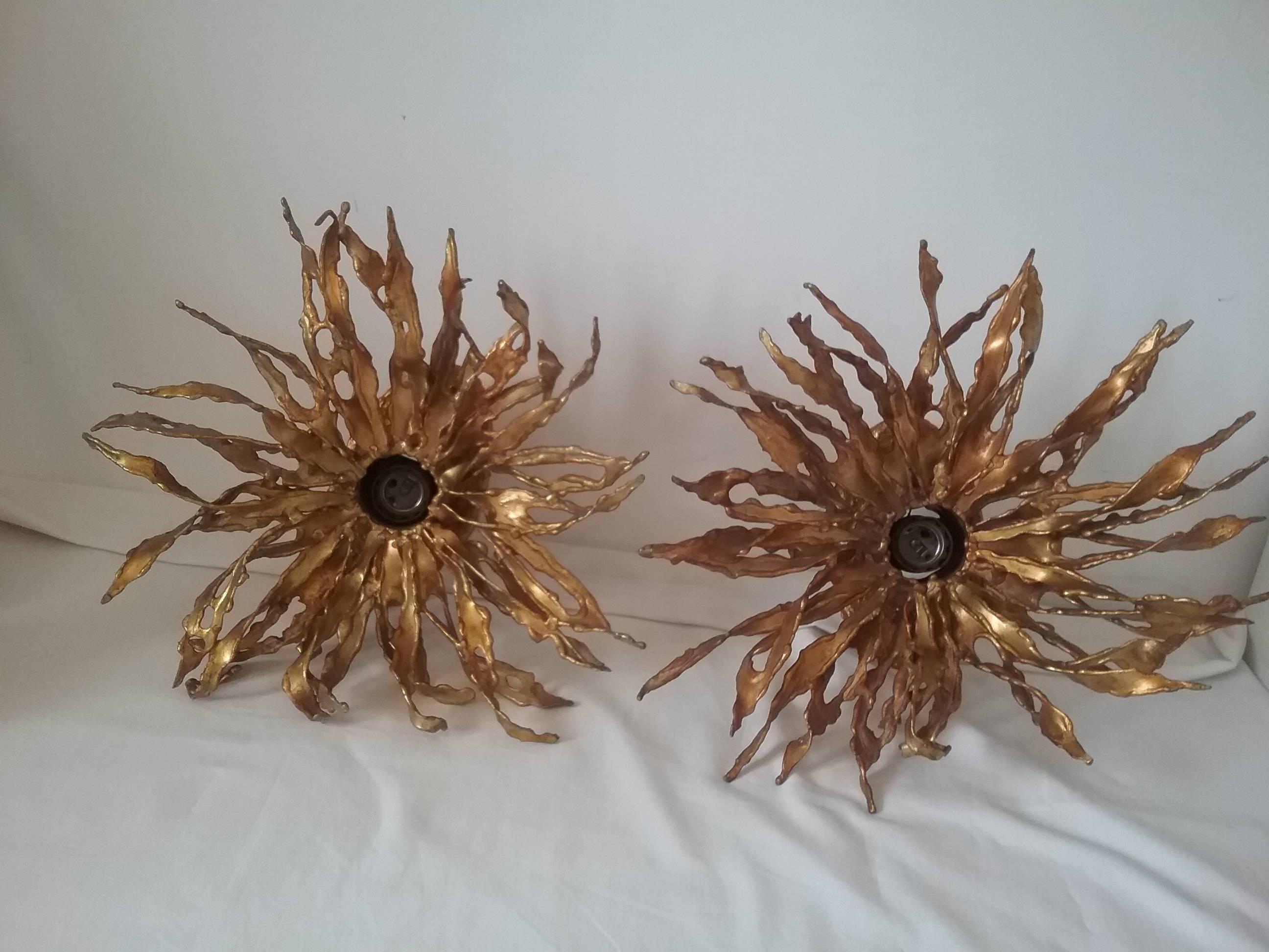 Superb wall lighting in the stylized sun shape, signed on the base.
Paul Moerenhout is a famous sculptor in Belgium, workshop at Bruxelles.
Two handles possible horizontal or vertical
Beautiful gilt patina.
