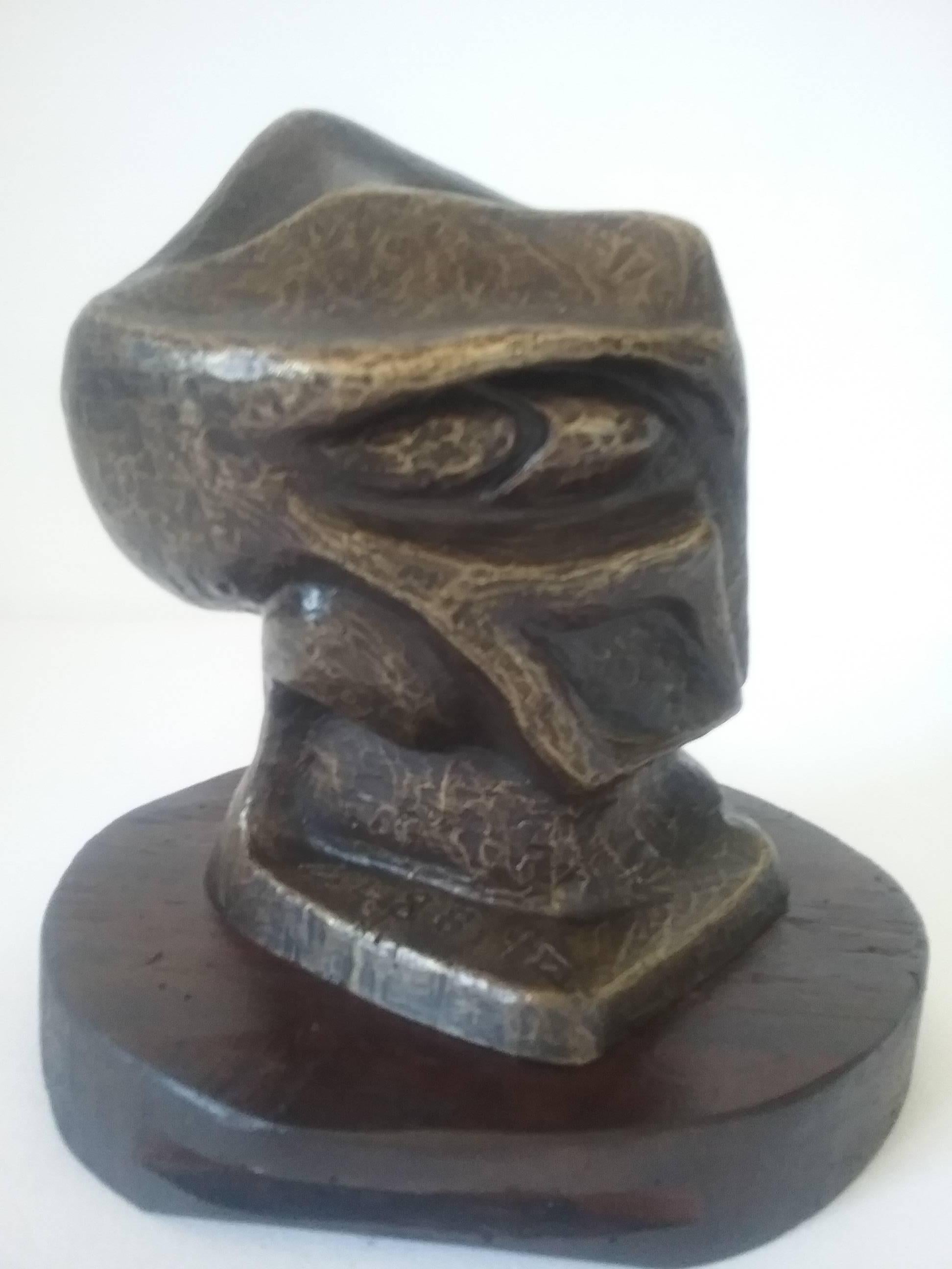 An interesting modernism bronze sculpture on an old wooden base.
Perhaps in form of a stylized head
Marked G L 88 1/2
The sculptor is not identified but it's a very qualitative work
In original condition, bronze has a beautiful