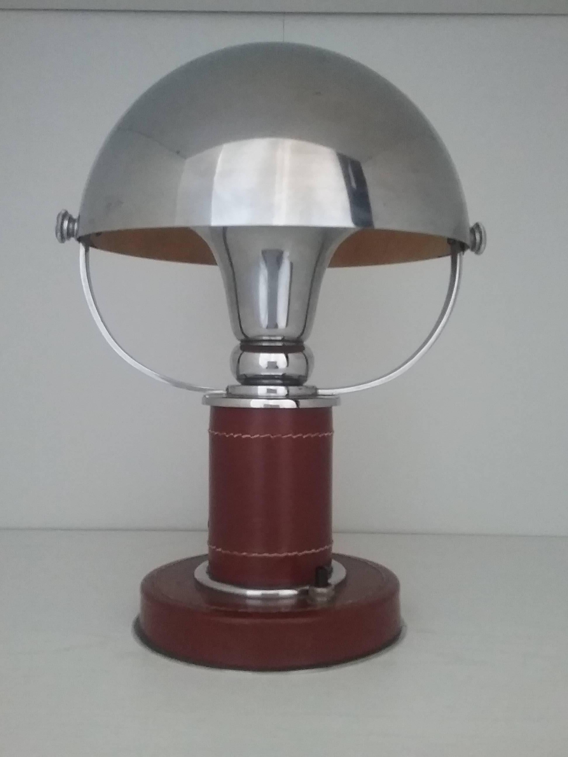 Modernist table lamp with a chromed steel hemispherical orientable deflector.
Cylindrical base covered in brown stitched leather.
Original leather and chrome. Typical model of the Art Deco period
This lamp is often attributed to Paul Dupré-Lafon