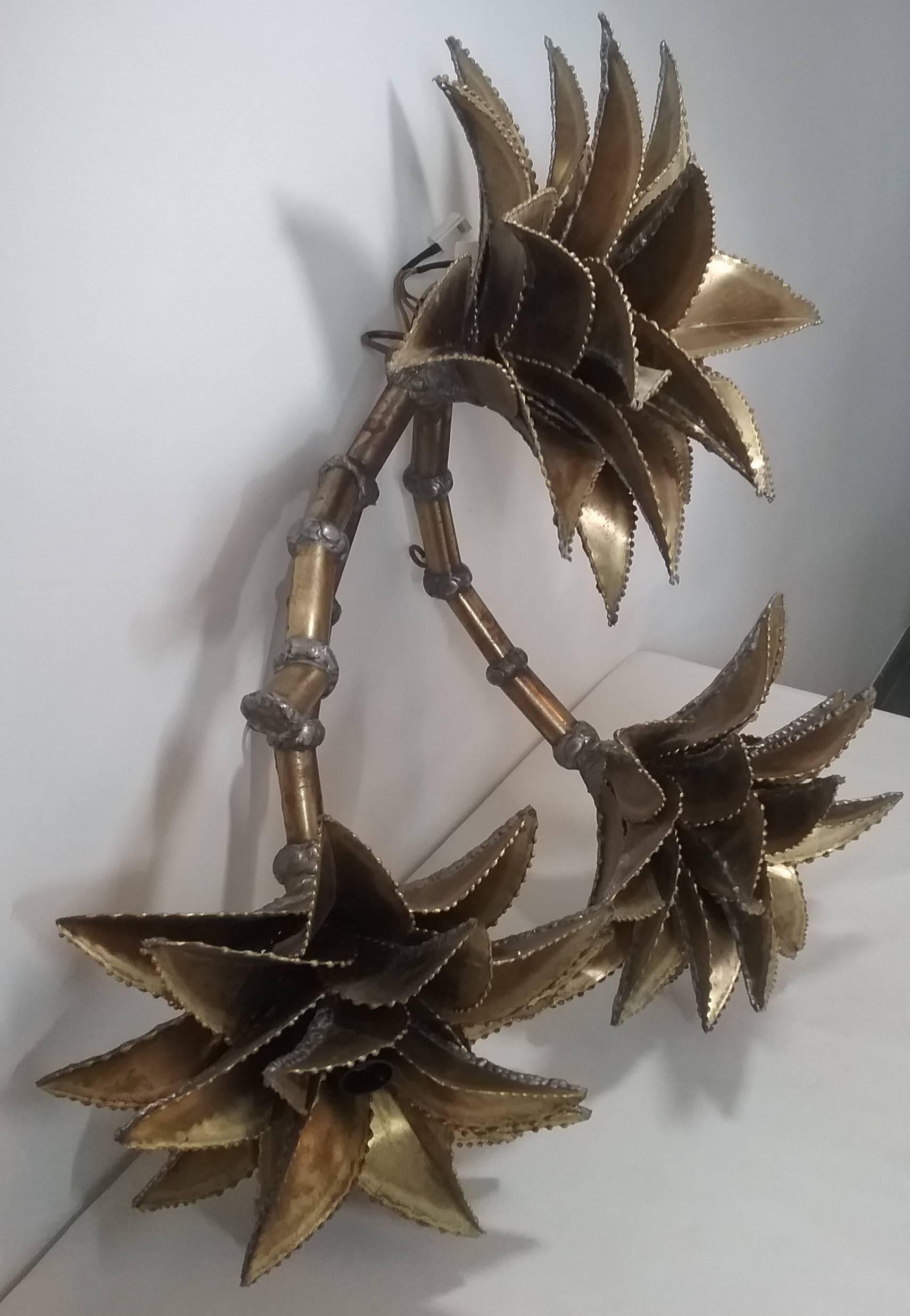 Large palm tree wall lamp with three brass stems with a light on the top of each, designed by Maison Jansen.
It's not a re-edition, it's a 1960s authentic French craftwork
Look at the quality of the leaves and the tin solder.
All the brass leaves